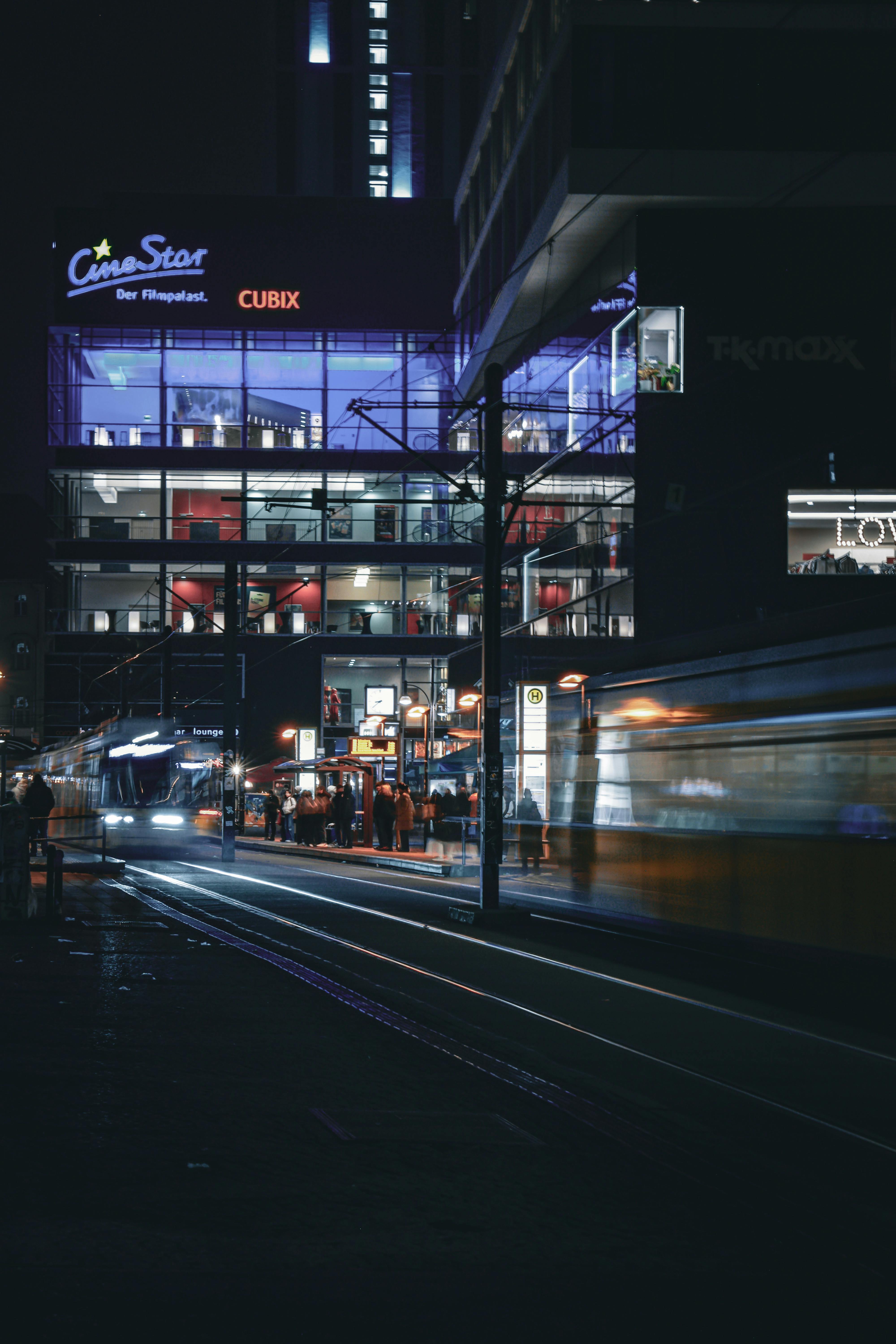 Gratis Cattura l'essenza della vivace vita notturna di Berlino al CineStar Cubix, con i tram in fermento e le luci della città. Foto a disposizione
