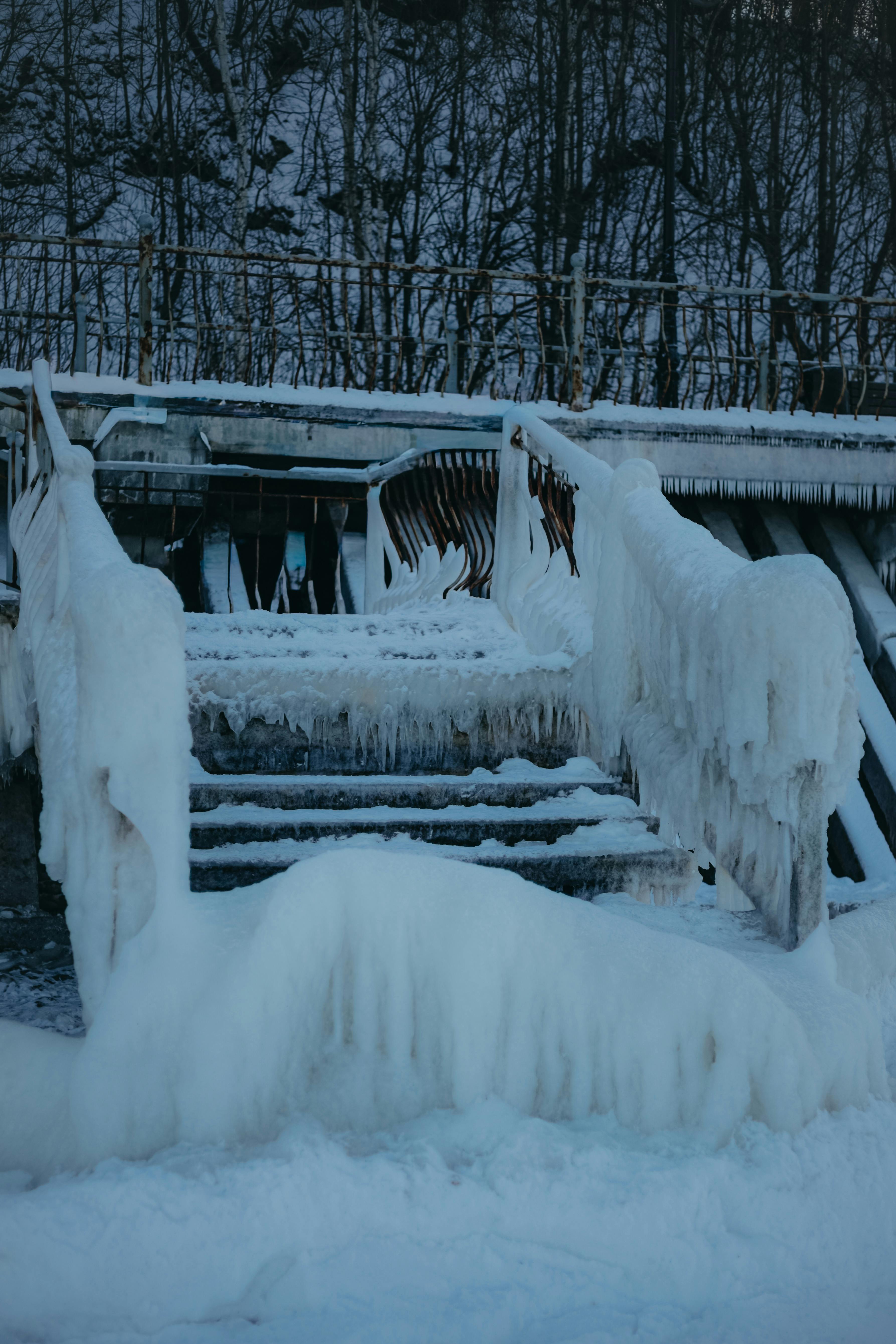 Miễn phí Một cầu thang phủ đầy băng tuyết ở Kaliningrad, Nga, vào mùa đông. Ảnh lưu trữ