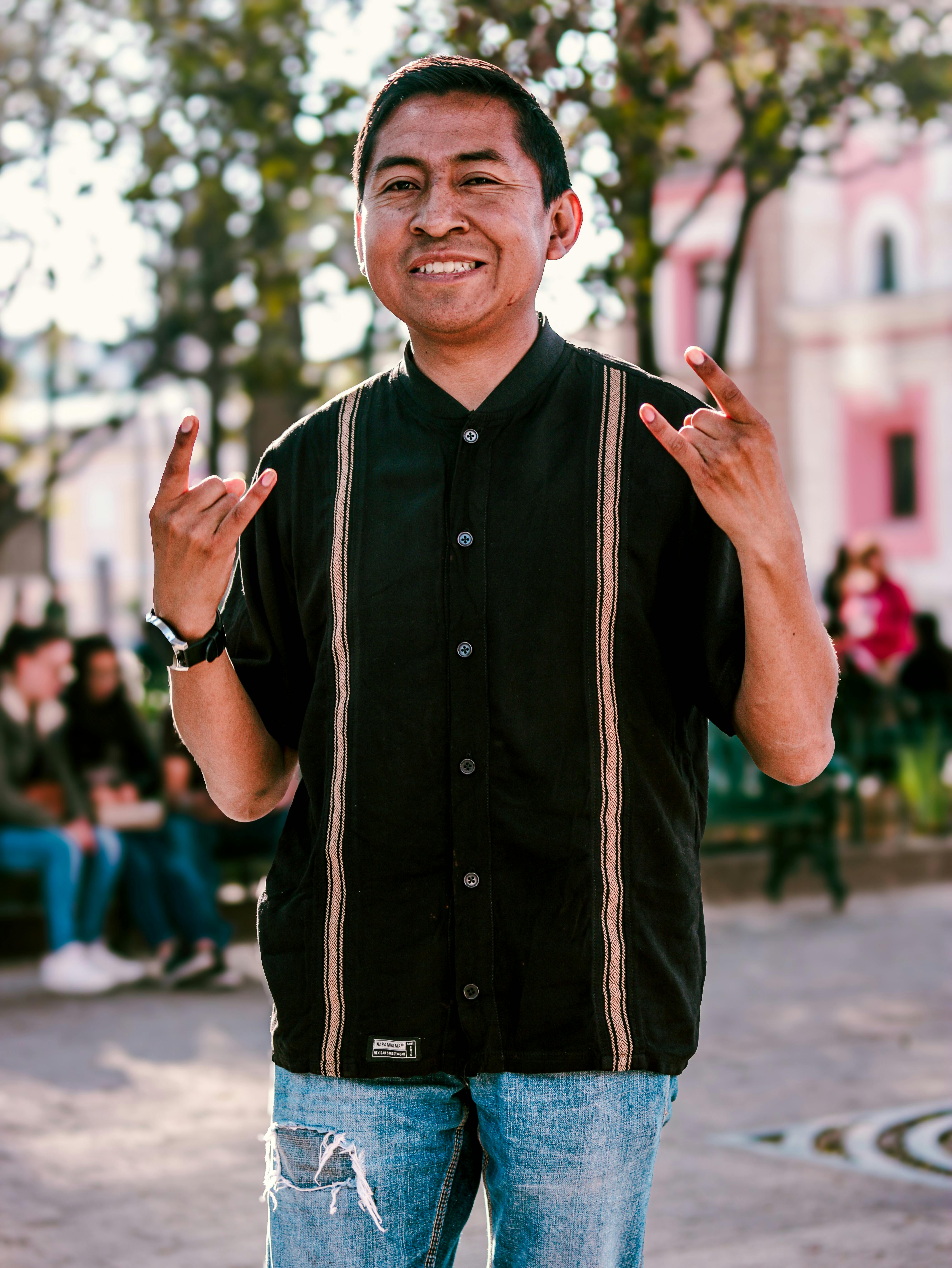 grátis Pessoa alegre expressando positividade com estilo casual em um ambiente ao ar livre. Foto profissional
