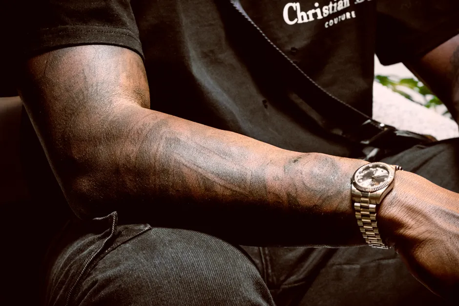Tatouage sur l'avant-bras en style naturel, éphémère et facile à faire partir