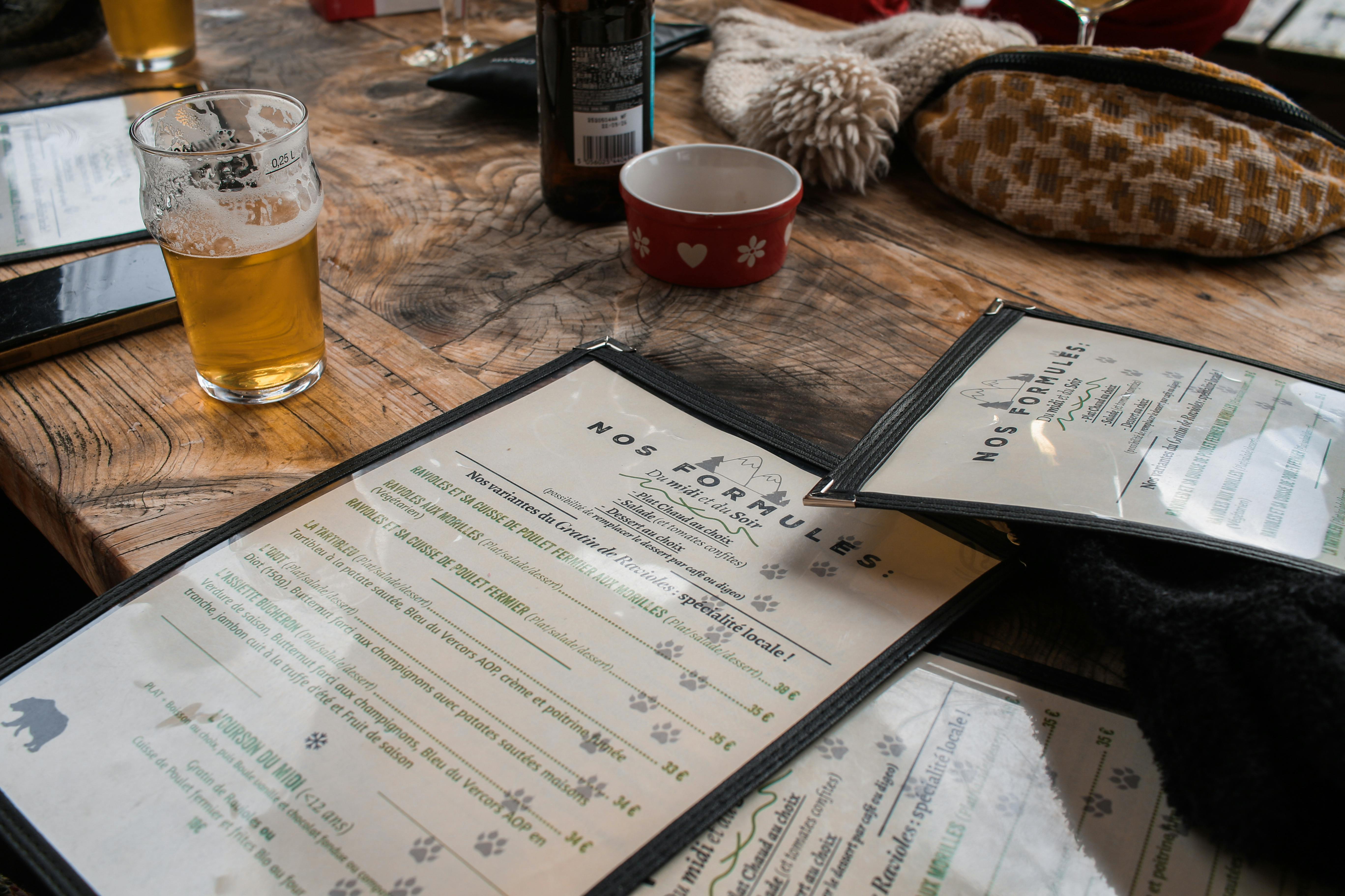 Mesa con carta narrativa y tablet de GastroPalette en restaurante español