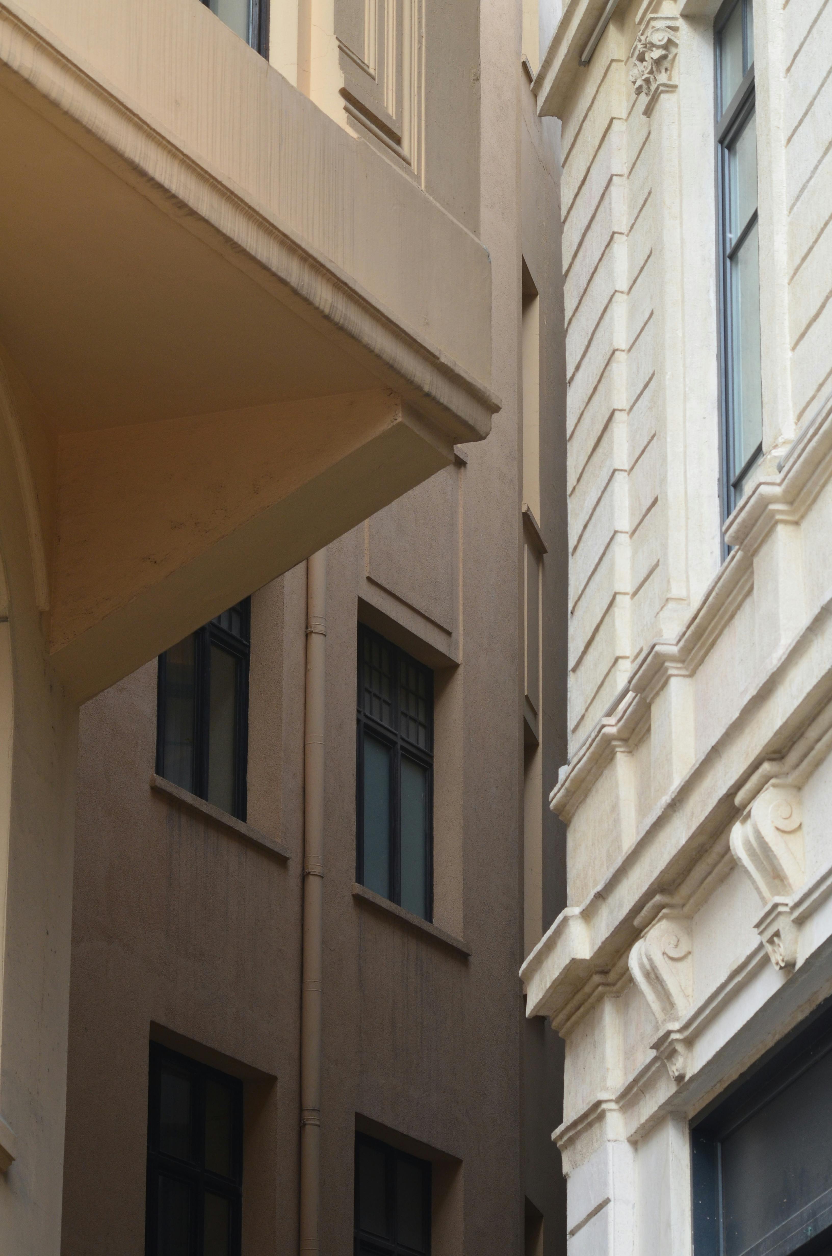 Gratis Vista di edifici architettonici urbani che mettono in risalto le texture e la simmetria. Foto a disposizione