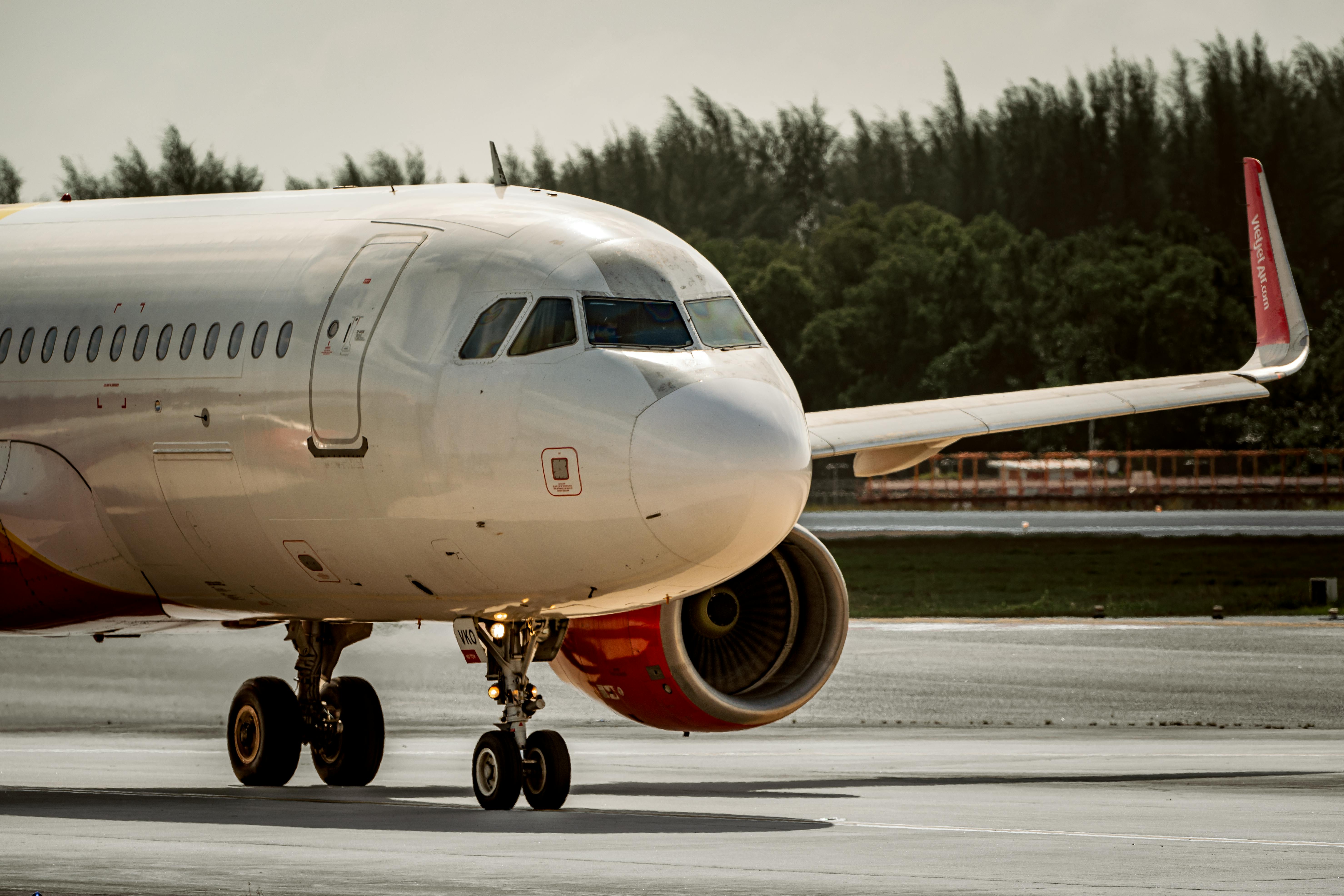 Verkehrsflugzeugtaxis entlang der Start- und Landebahn eines Flughafens vor dem Abflug