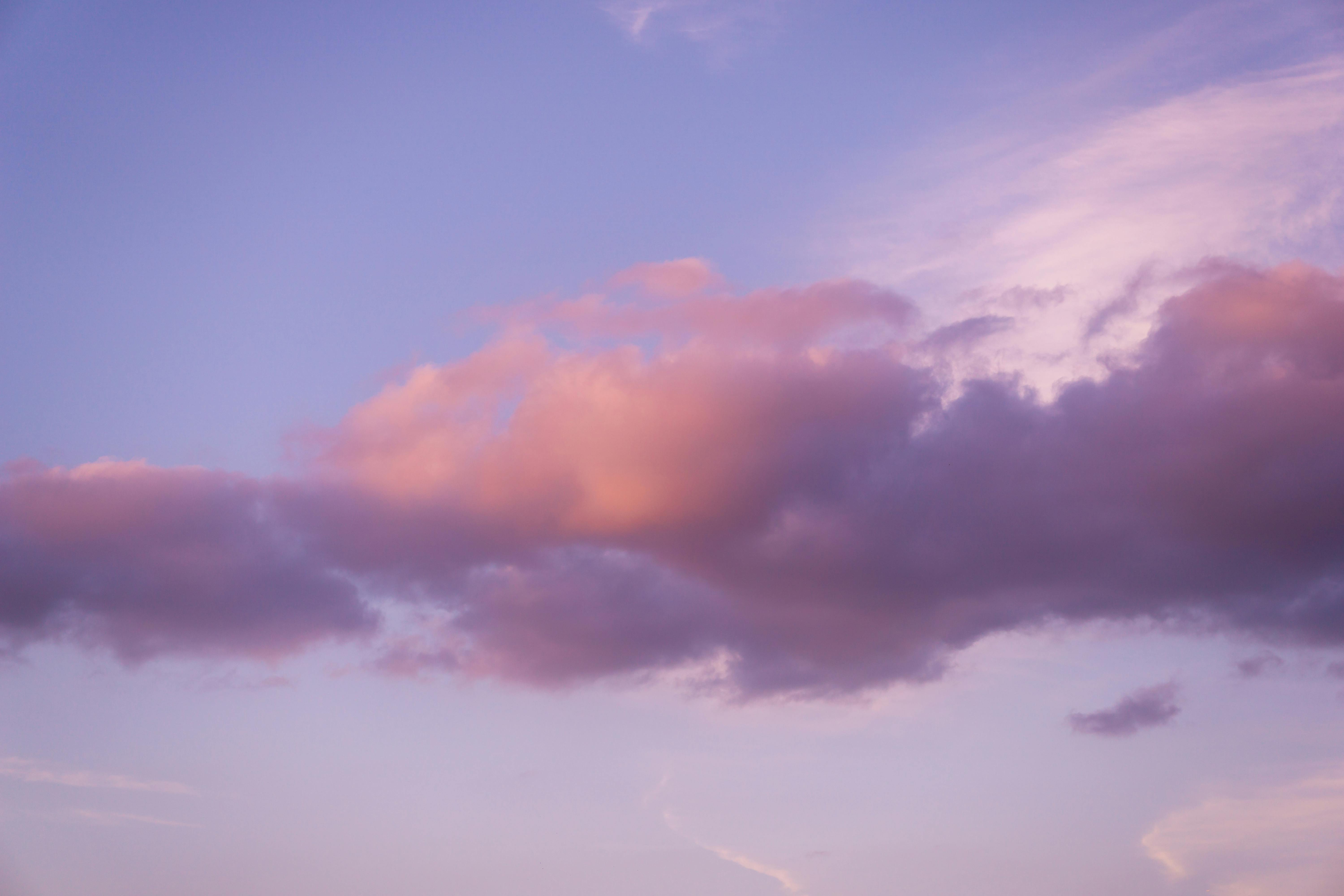 Gratis Tranquilla scena di nuvole rosa contro un cielo viola rilassante al crepuscolo. Foto a disposizione