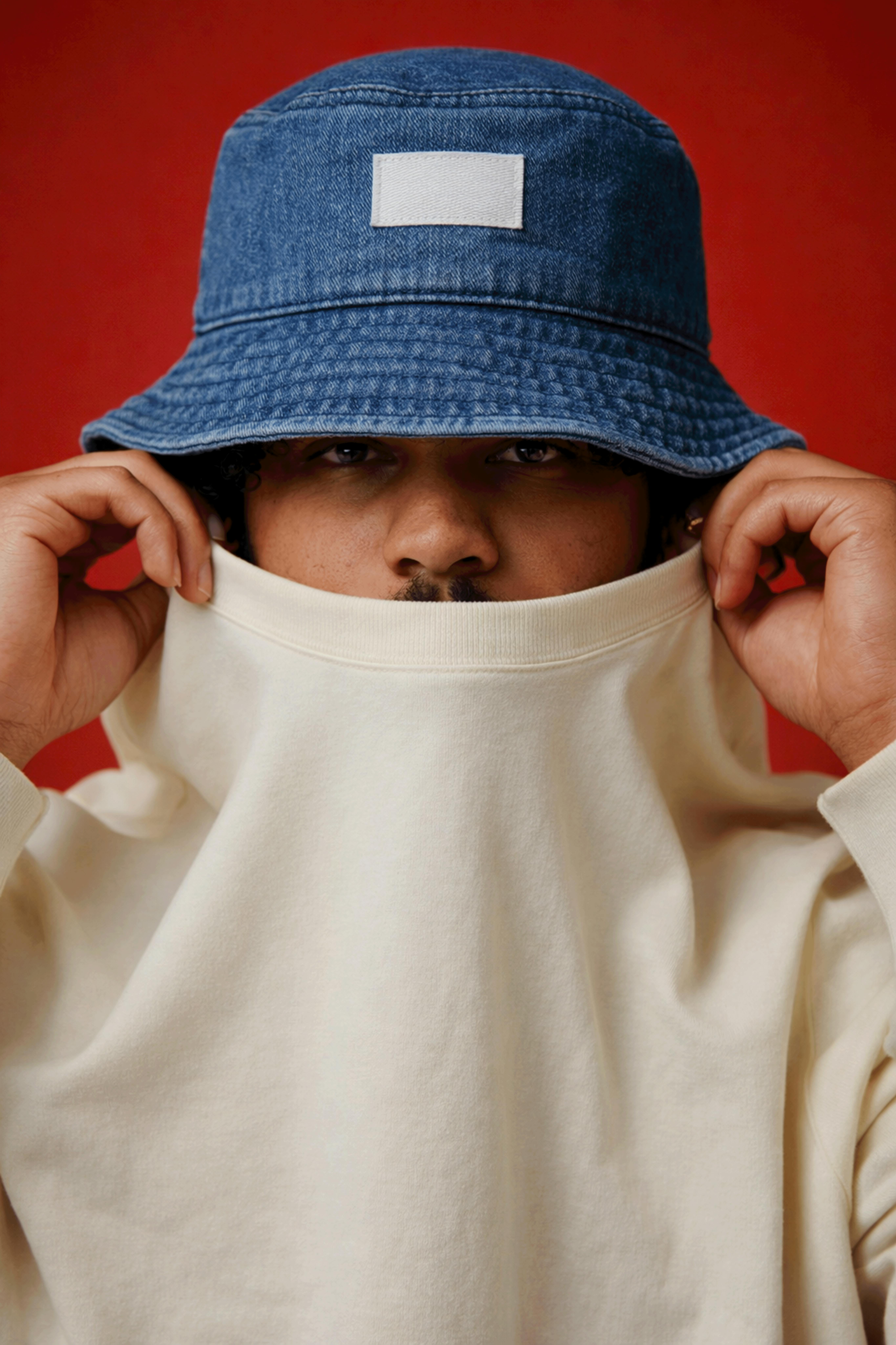 ingyenes Közeli portré egy farmerkalapot és bézs színű pulóvert viselő személyről. Stockfotó