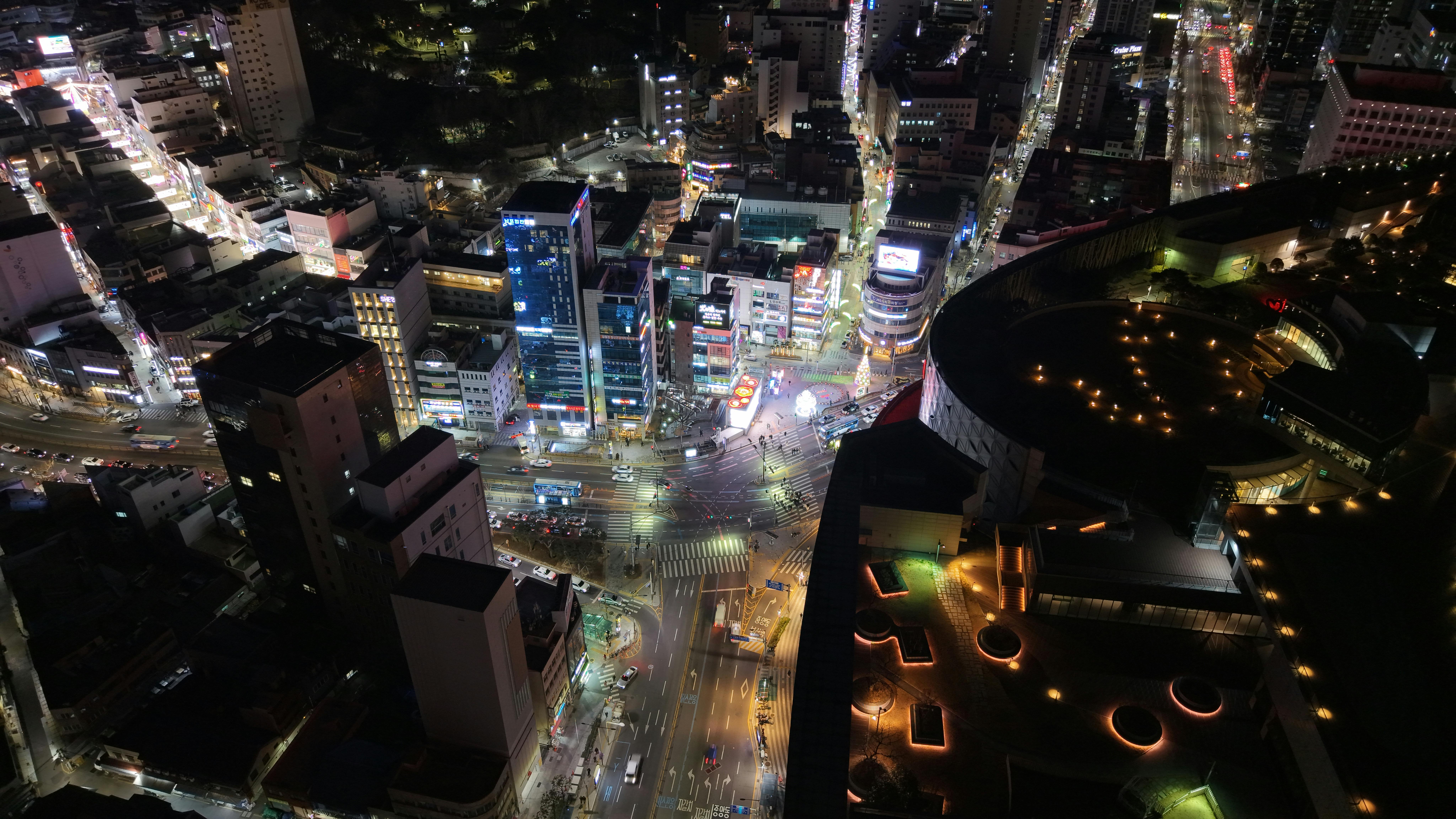 ingyenes Lenyűgöző légi felvétel Busanról éjszaka, bemutatva a város nyüzsgő éjszakai életét és kivilágított építészetét. Stockfotó