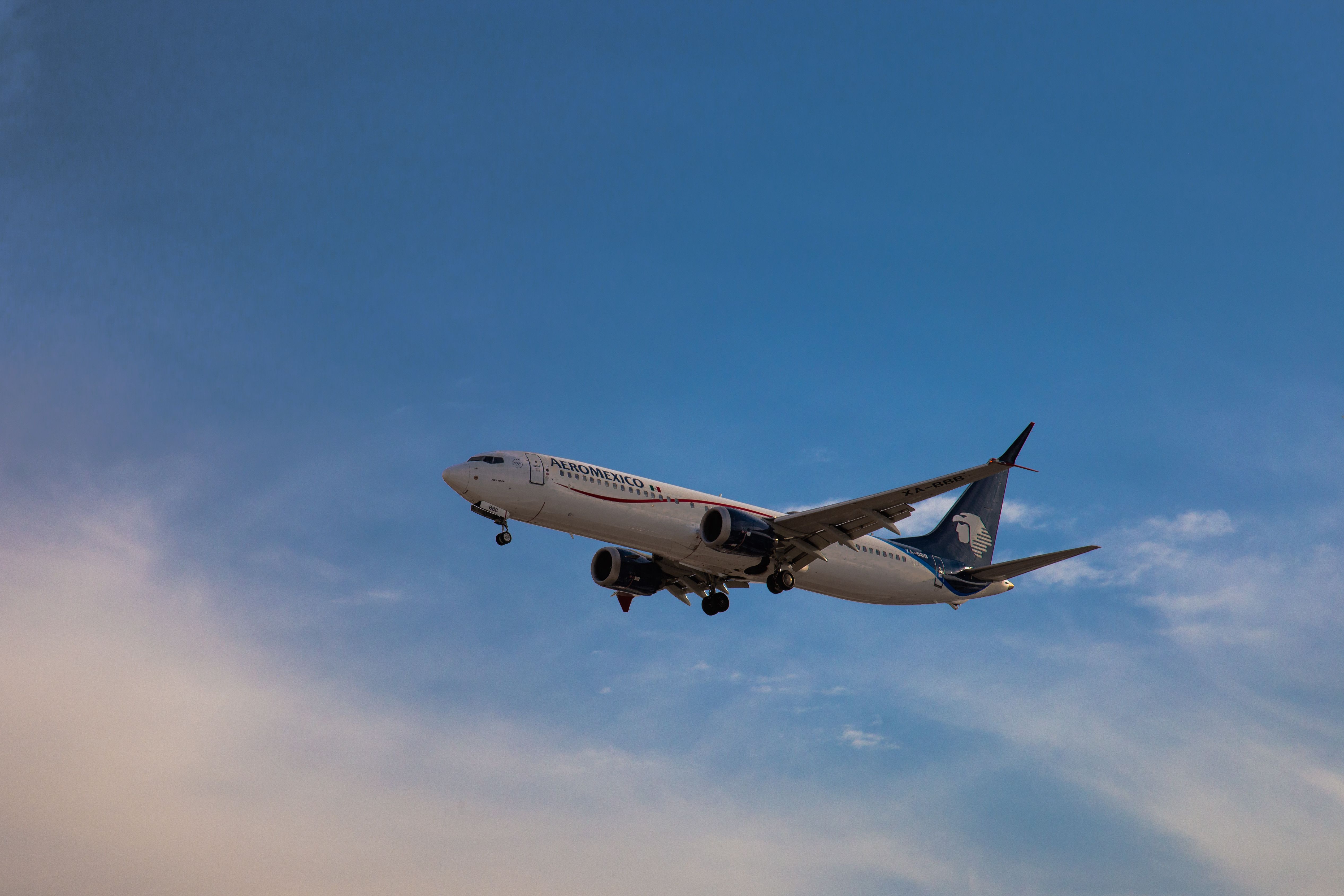 Boeing reporta pérdidas menores: acciones suben 5%