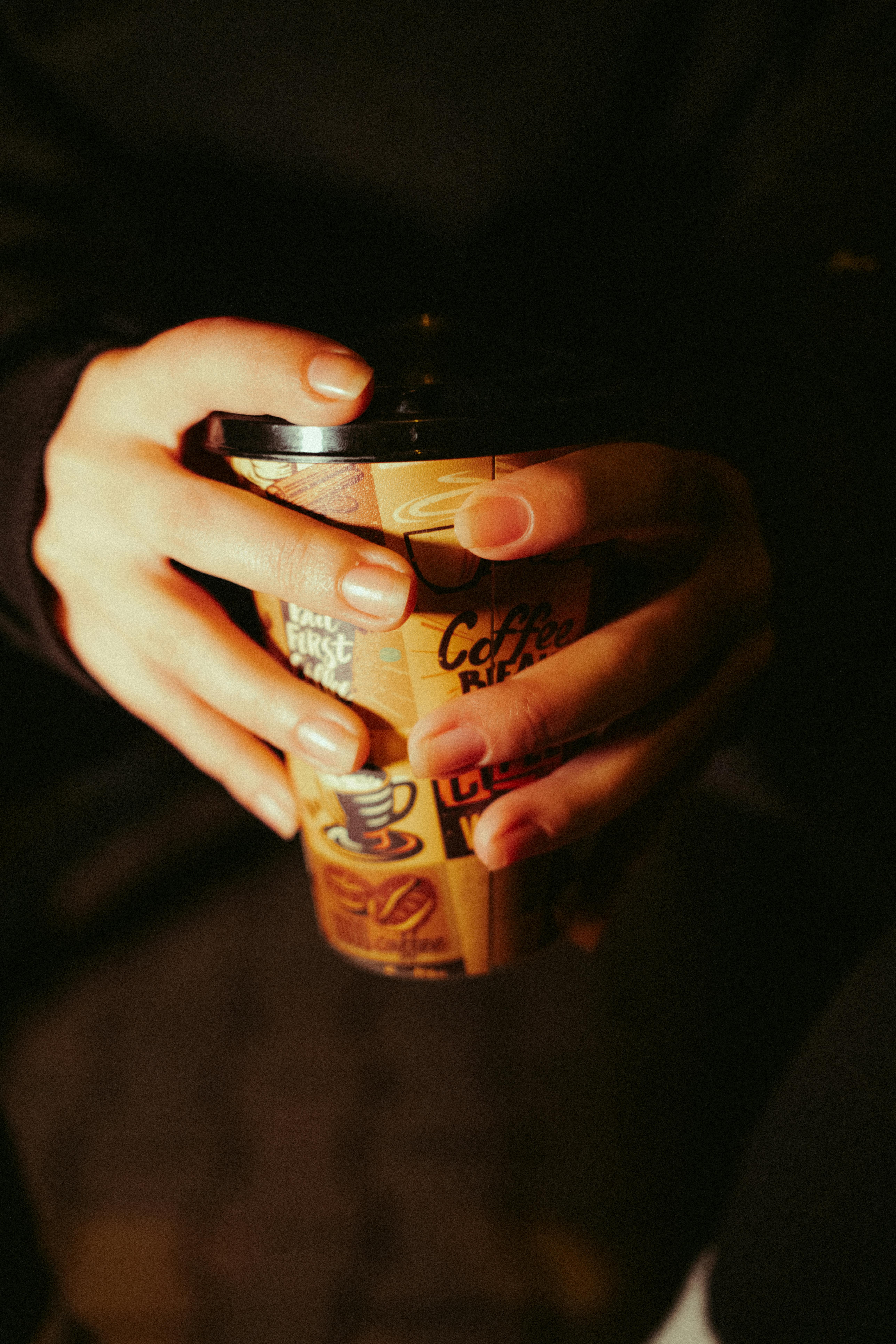 免費 特寫鏡頭展現了一雙捧著溫暖咖啡杯的手，營造出溫馨的冬日氛圍。 圖庫相片