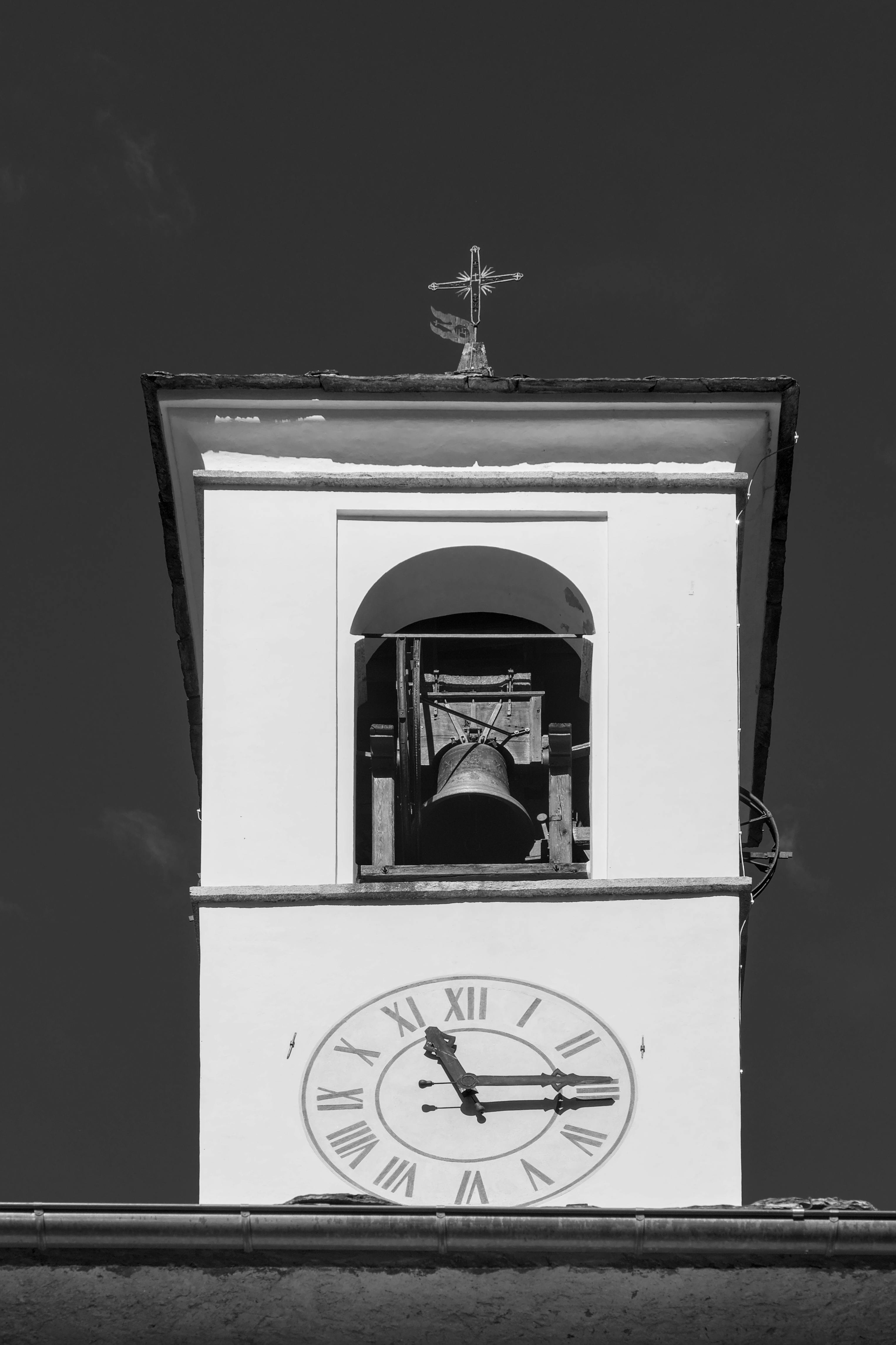 Gratis Immagine monocromatica del campanile di una chiesa storica con un grande orologio, che cattura l'architettura senza tempo. Foto a disposizione