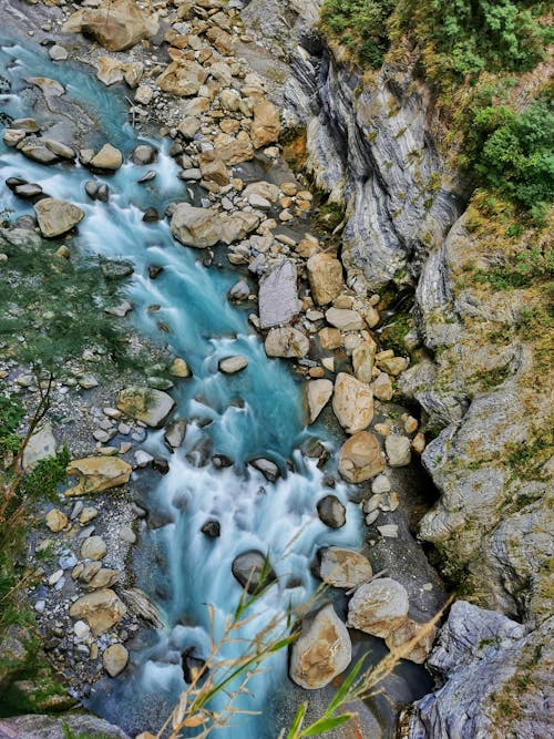 Rzeka W środku Rocky Mountain