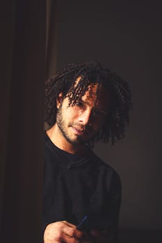 一位时尚男子，卷发蓄须，在情绪化的工作室环境中拍摄的肖像