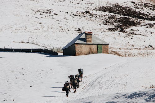 Orang Orang Berjalan Di Tanah Yang Tertutup Salju