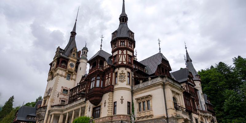 El castillo de Peleș rodeado de bosque