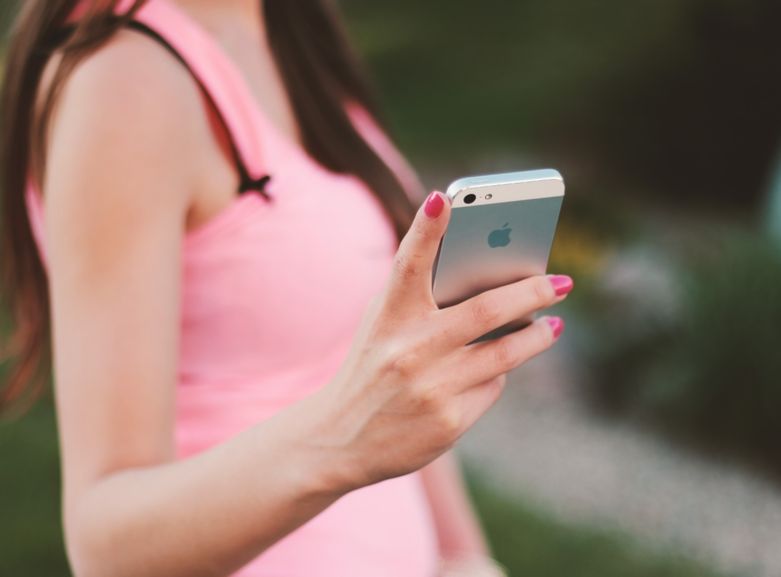 Online dating: starting a conversation on a niche platform