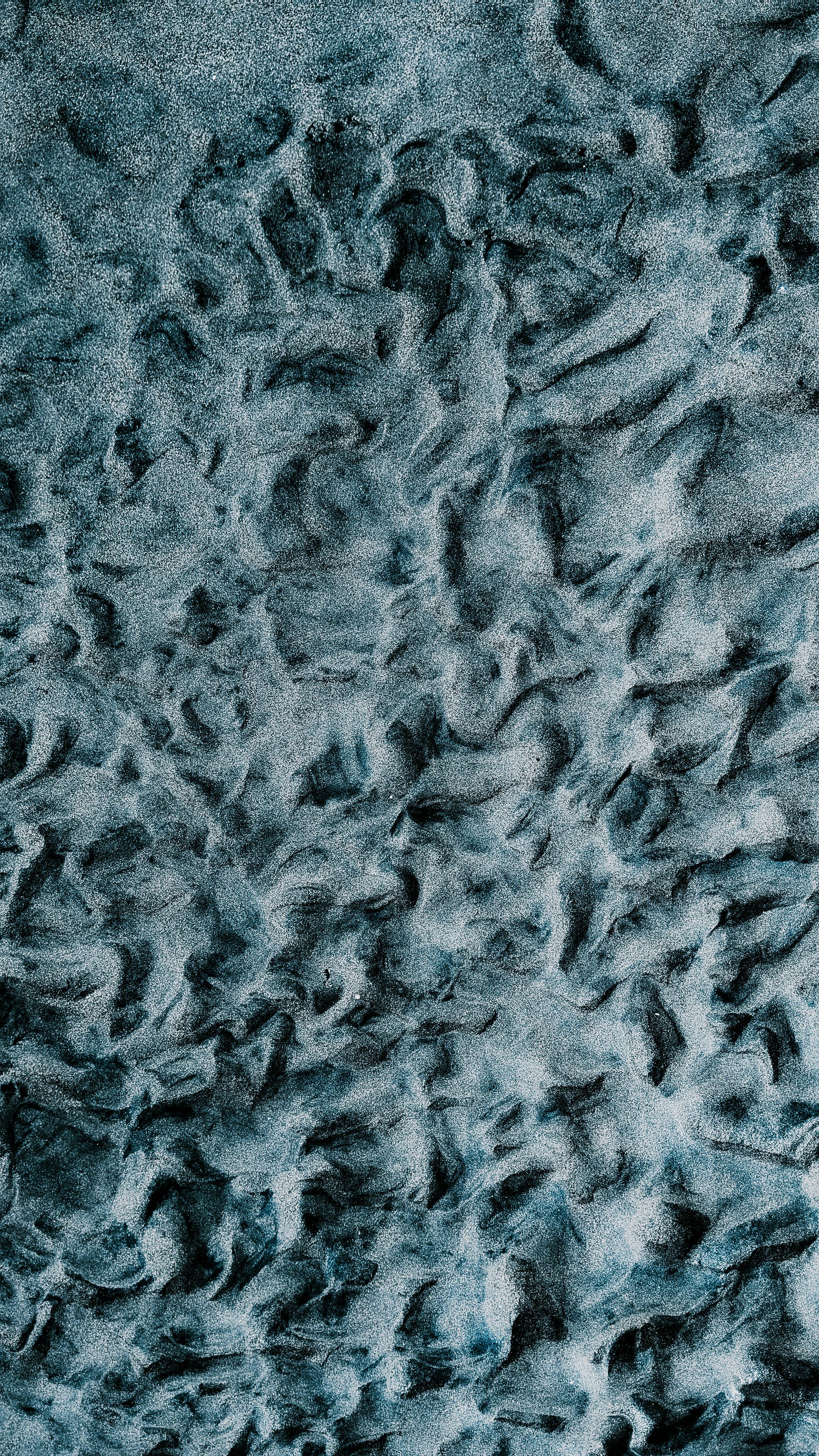 Kostnadsfria Flygfoto över texturerade sanddyner med invecklade vågmönster, vilket skapar en fascinerande och naturlig abstrakt känsla. Stock foto