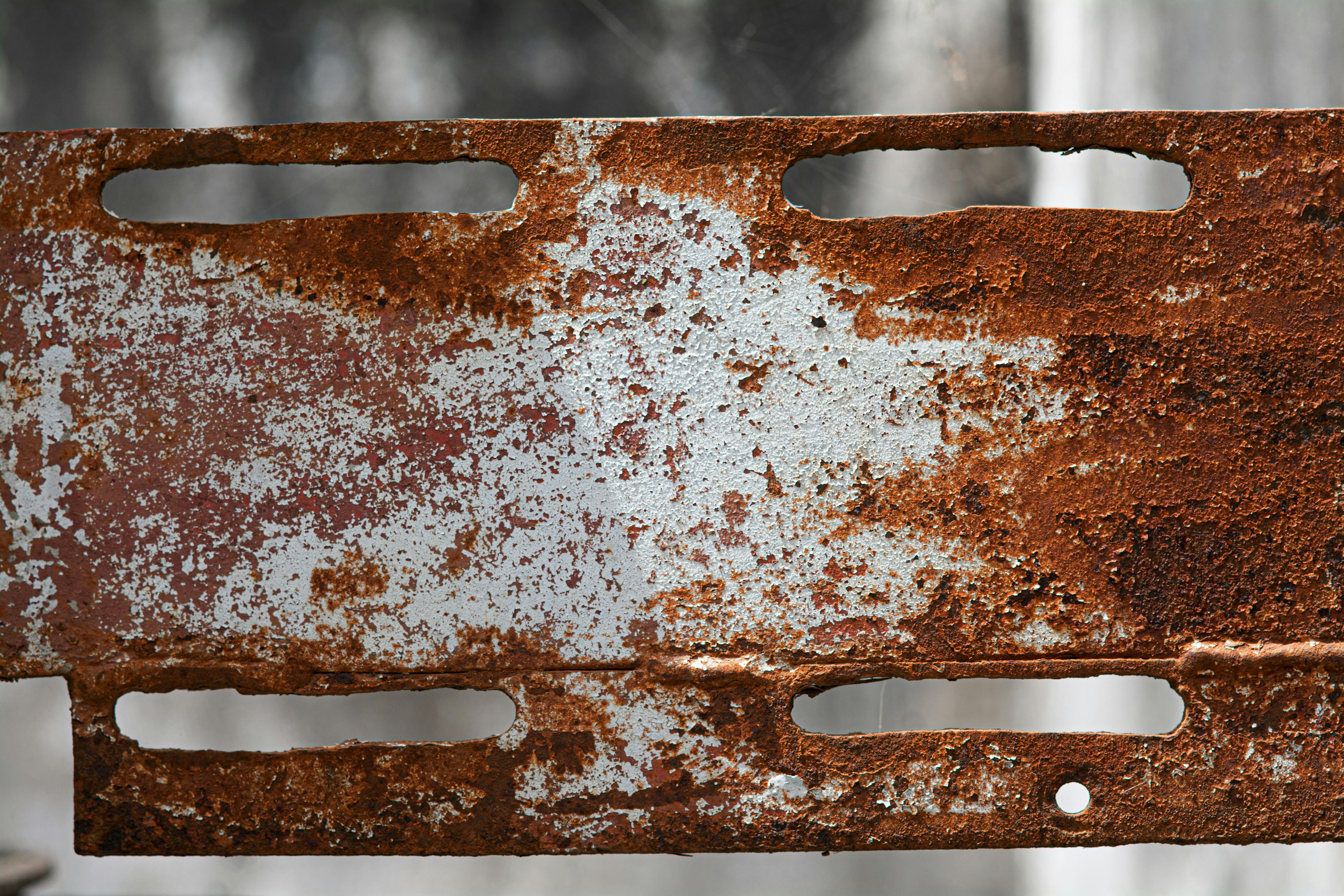 Безкоштовне Крупний план іржавої та кородованої металевої пластини з текстурованою поверхнею. стокове фото