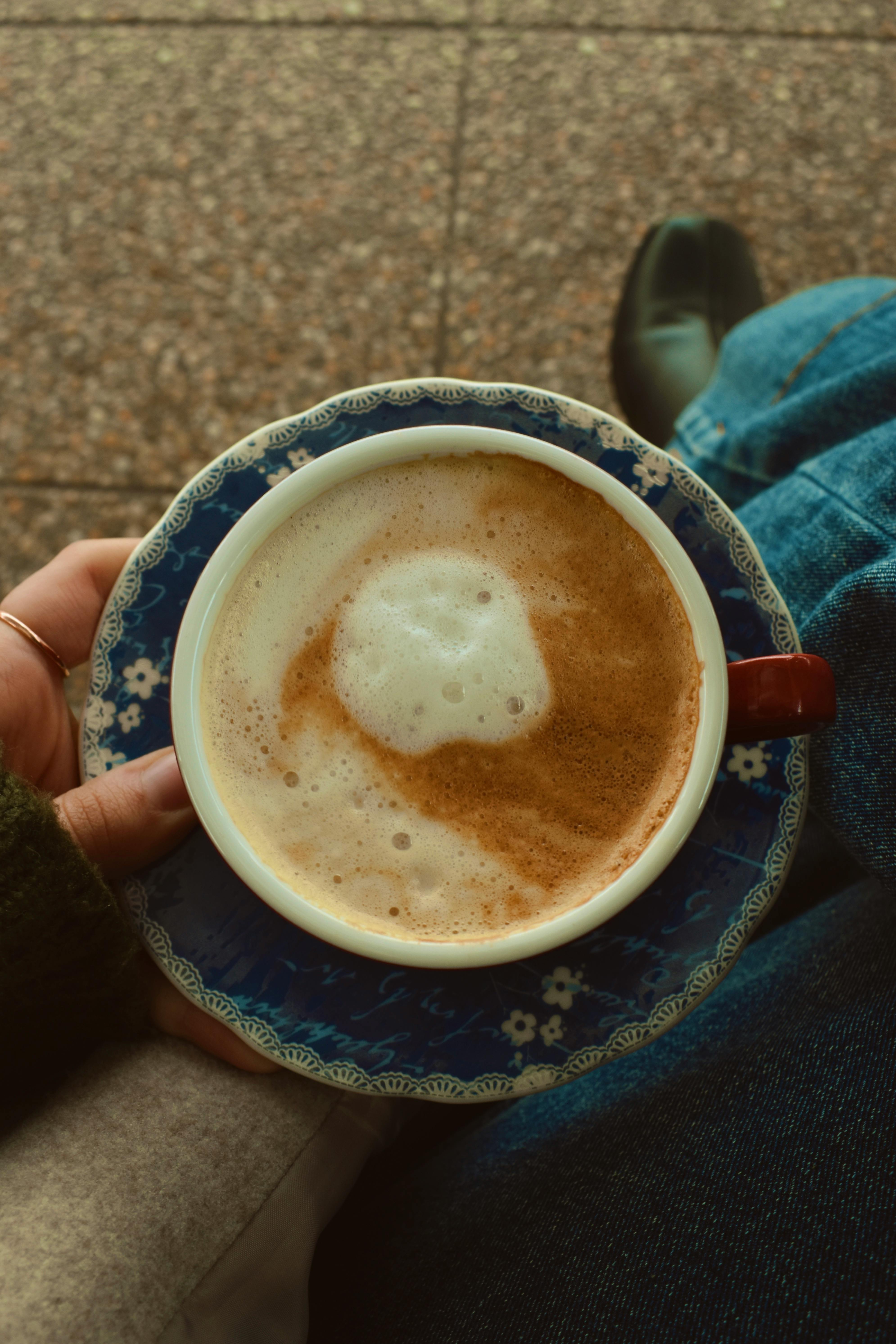 Miễn phí Thưởng thức một tách cappuccino ấm áp trong không gian quán cà phê ấm cúng ở Bursa. Hoàn hảo cho những giây phút thư giãn. Ảnh lưu trữ