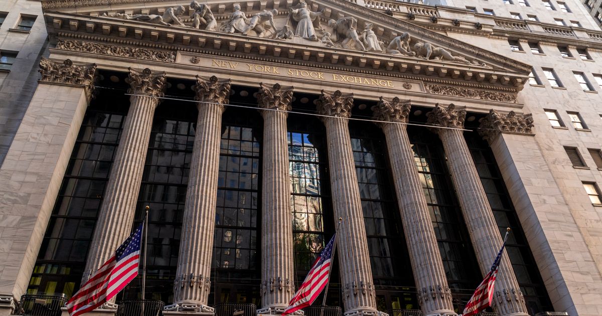 A trading floor representing the institutional side of smart money concepts