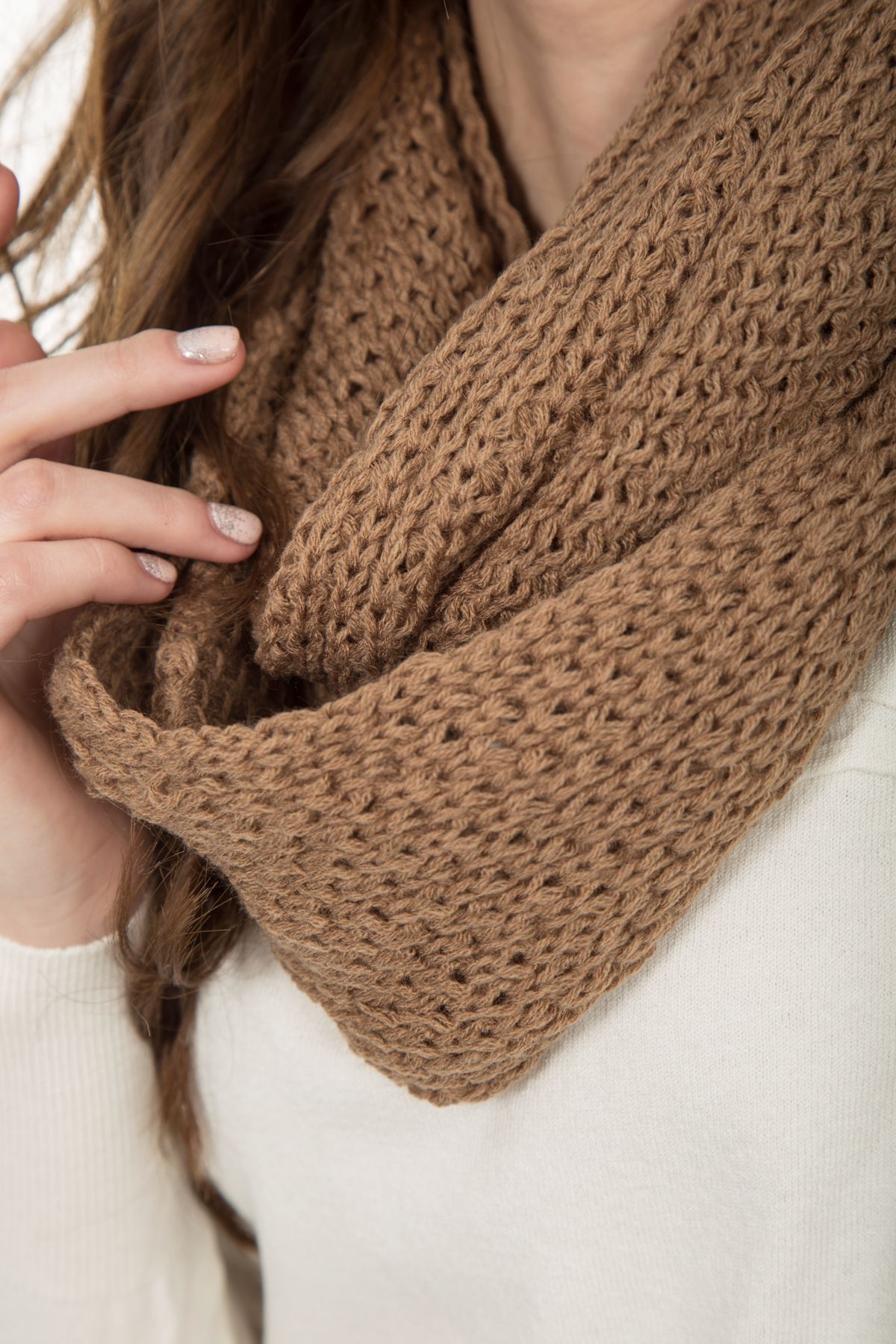 Yarn craft ideas with a chunky no-knit yarn scarf worn around the neck