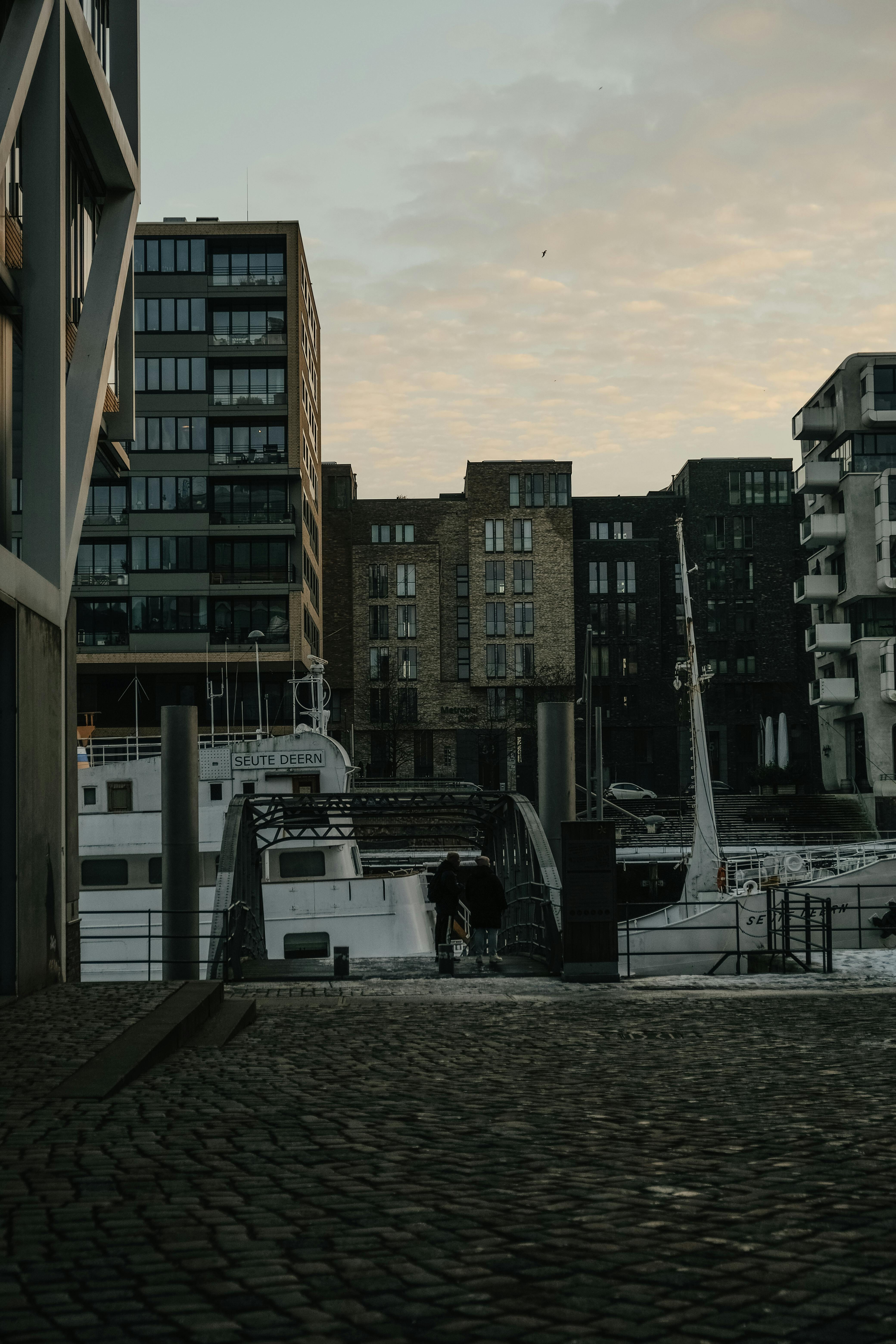 Zadarmo Očarujúci výhľad na hamburské nábrežie s loďkami a modernou architektúrou pod pokojnou oblohou. Fotka z fotobanky