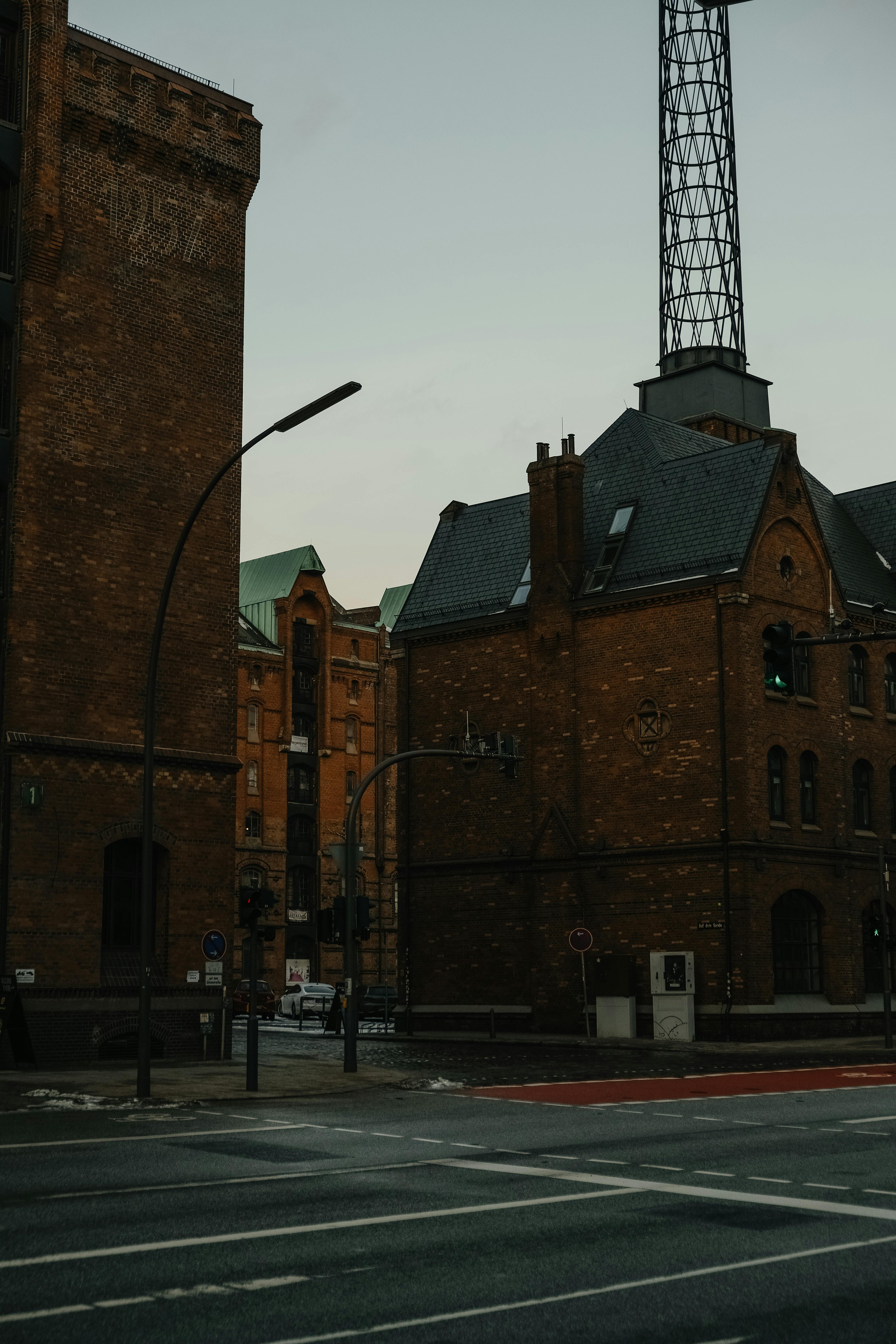 Δωρεάν Αποτύπωση της ιστορικής περιοχής με τις αποθήκες στο λυκόφως του Αμβούργου με κομψά κτίρια από τούβλα. Φωτογραφία από στοκ φωτογραφιών