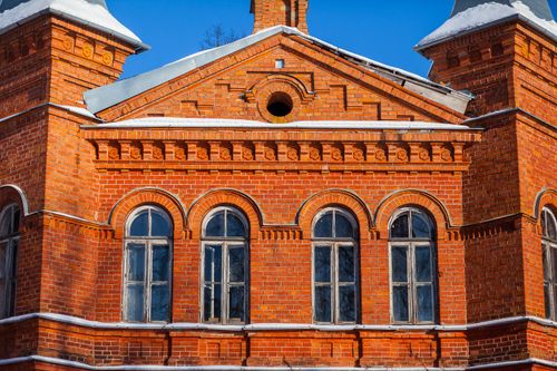 Free Vibrant red brick architecture of a historic building in winter, showcasing classic design elements under bright blue skies. Stock Photo