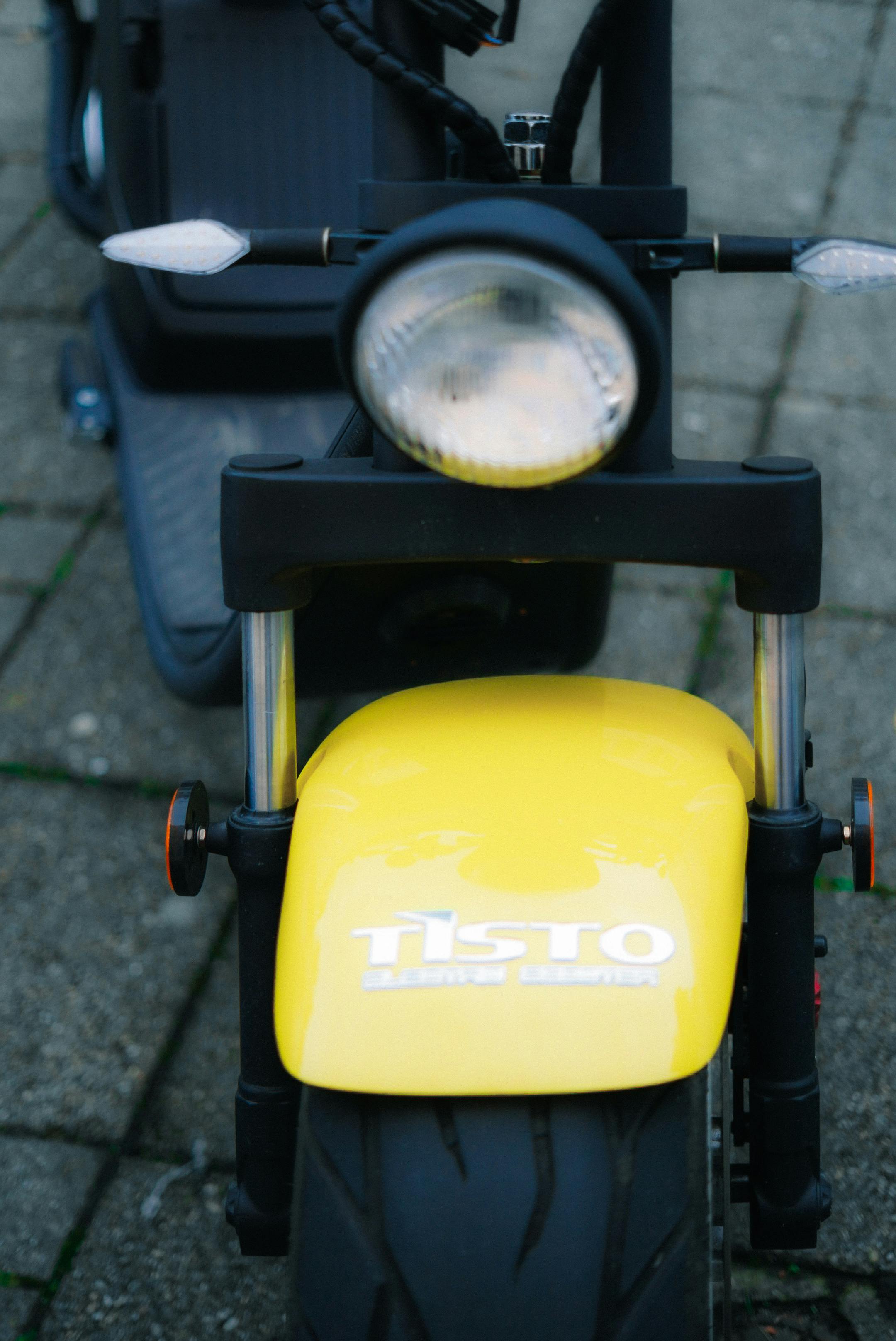 Gratis Vista dettagliata della parte anteriore di uno scooter elettrico giallo, che ne mette in risalto il design moderno e il colore brillante. Foto a disposizione