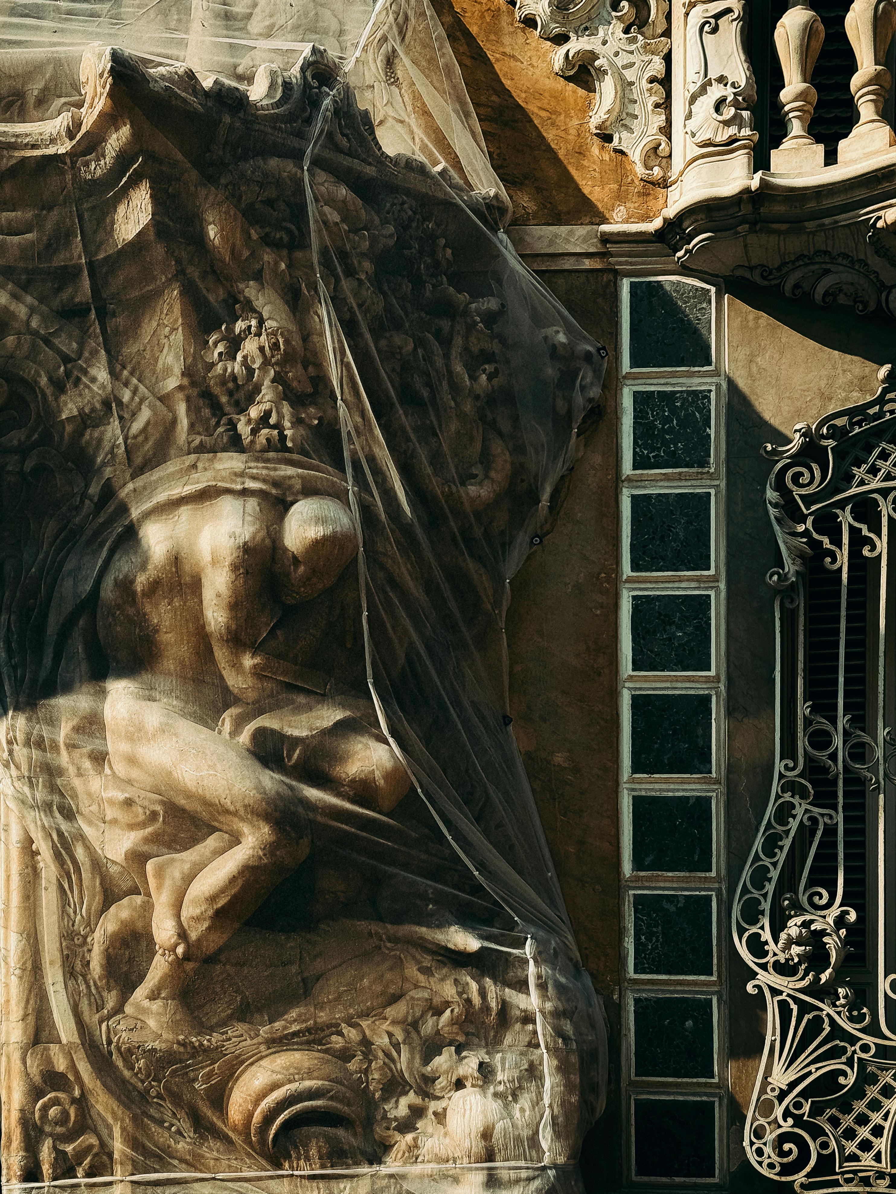 gratis Gedetailleerde weergave van een sierlijk bewerkt beeldhouwwerk, bedekt met gaas, in Valencia, Spanje. Stockfoto