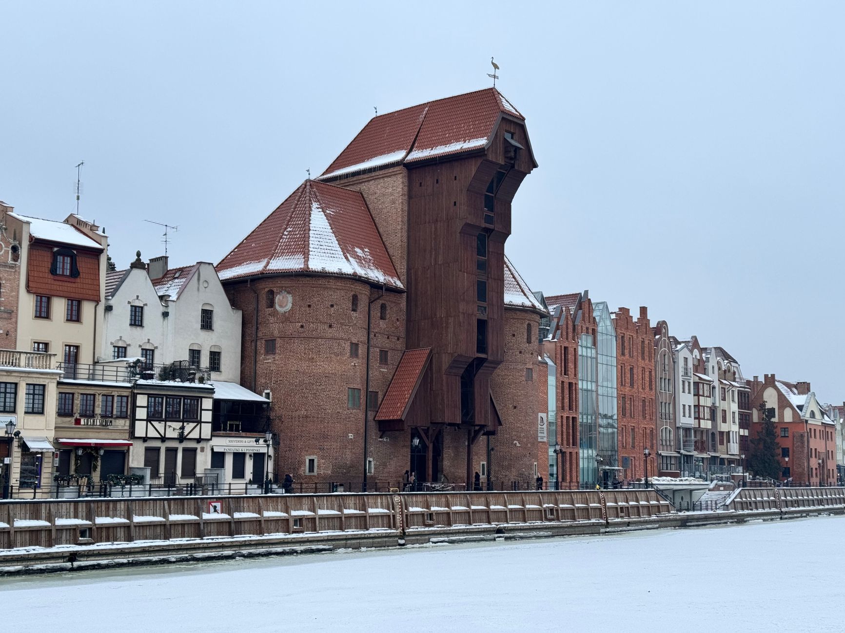 De iconische Kraan van Gdansk in de sneeuw