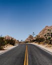 在蔚蓝的天空下，加利福尼亚州约书亚树国家公园的道路蜿蜒，风景如画