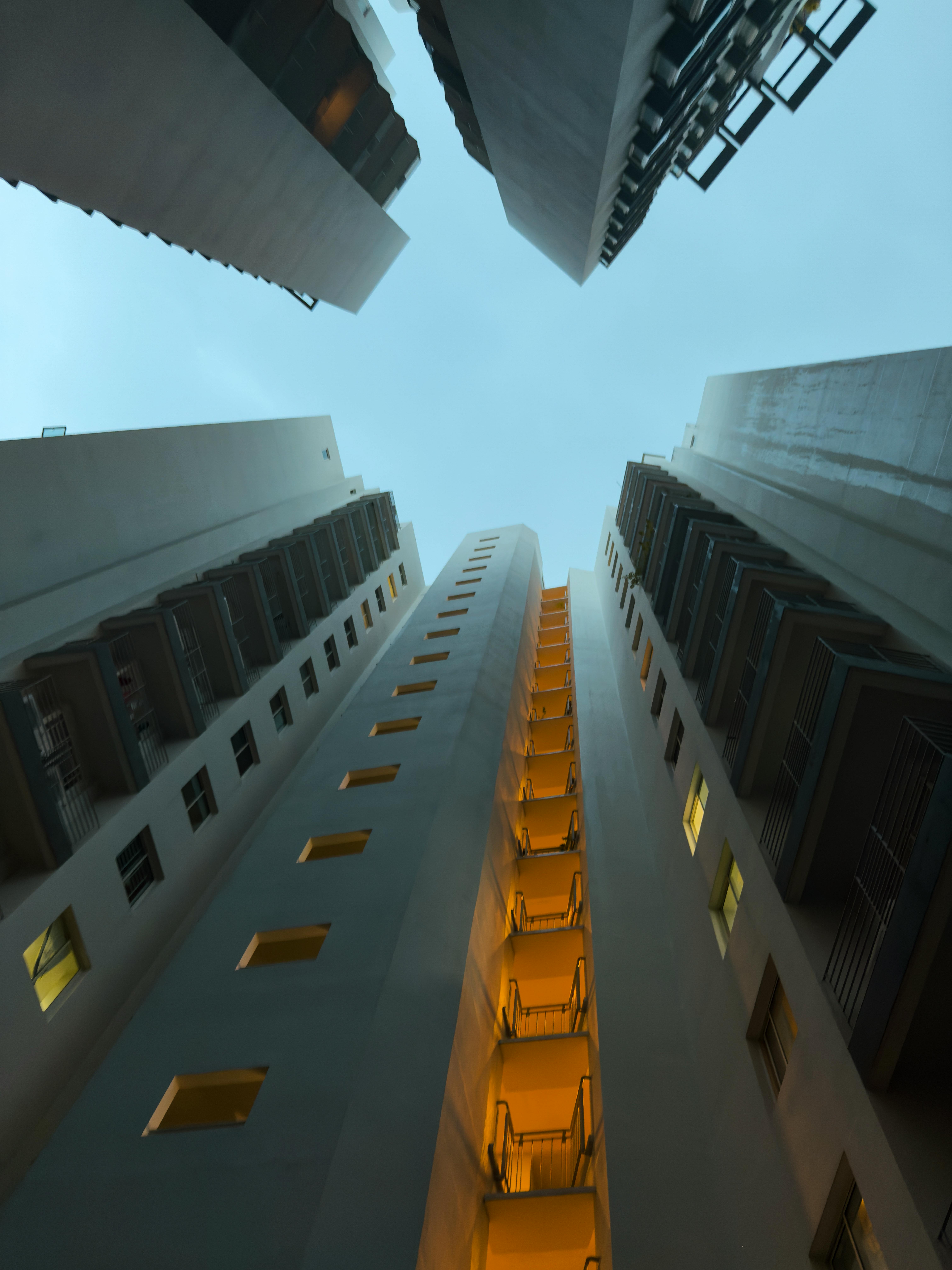 ingyenes Kilátás a magasodó felhőkarcolókra, ahogy az ég felé tornyosulnak szürkületkor. Stockfotó