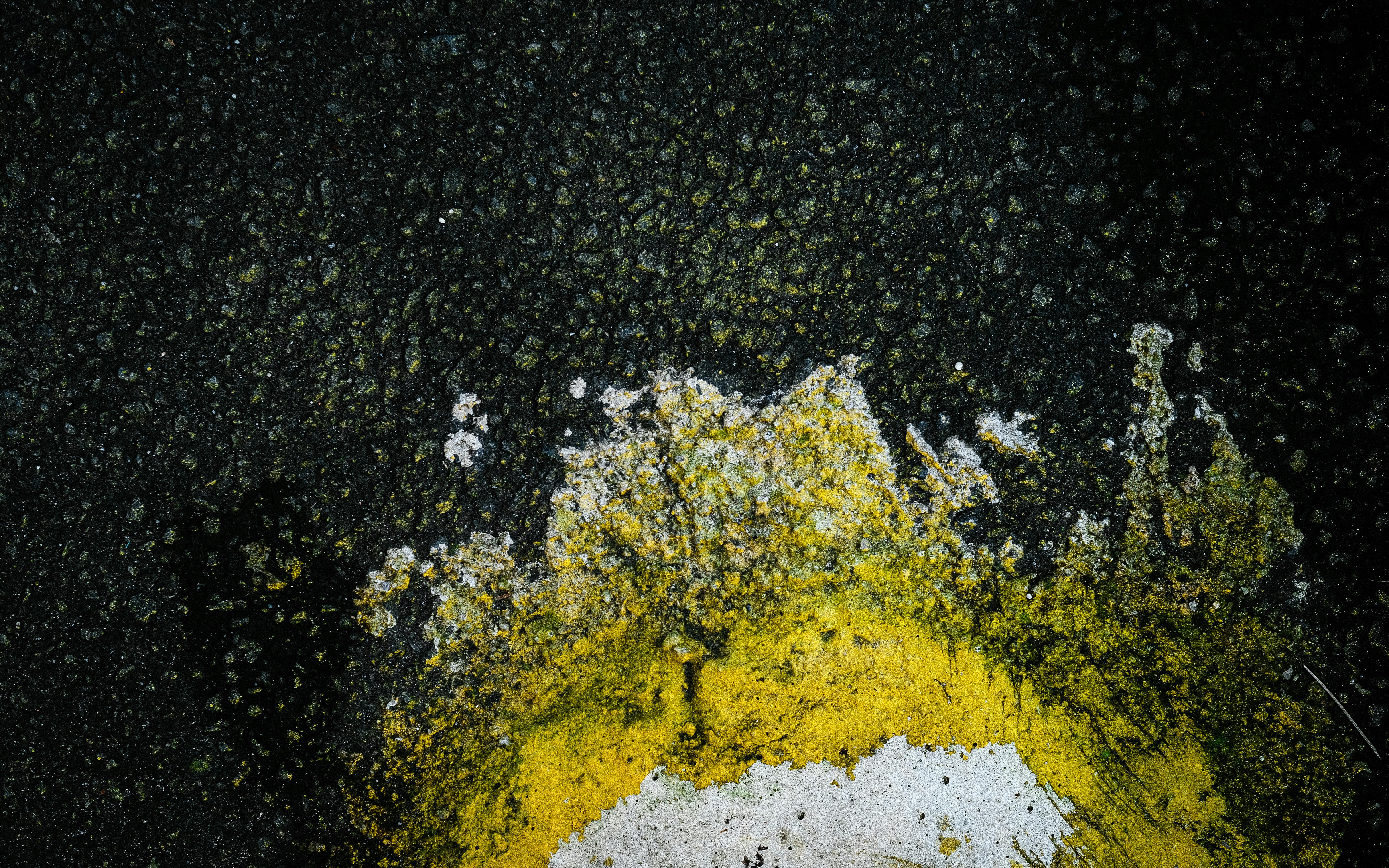 Kostenlos Nahaufnahme einer abgenutzten Asphaltfläche mit leuchtend gelber Farbe in Jakarta, Indonesien. Stock-Foto