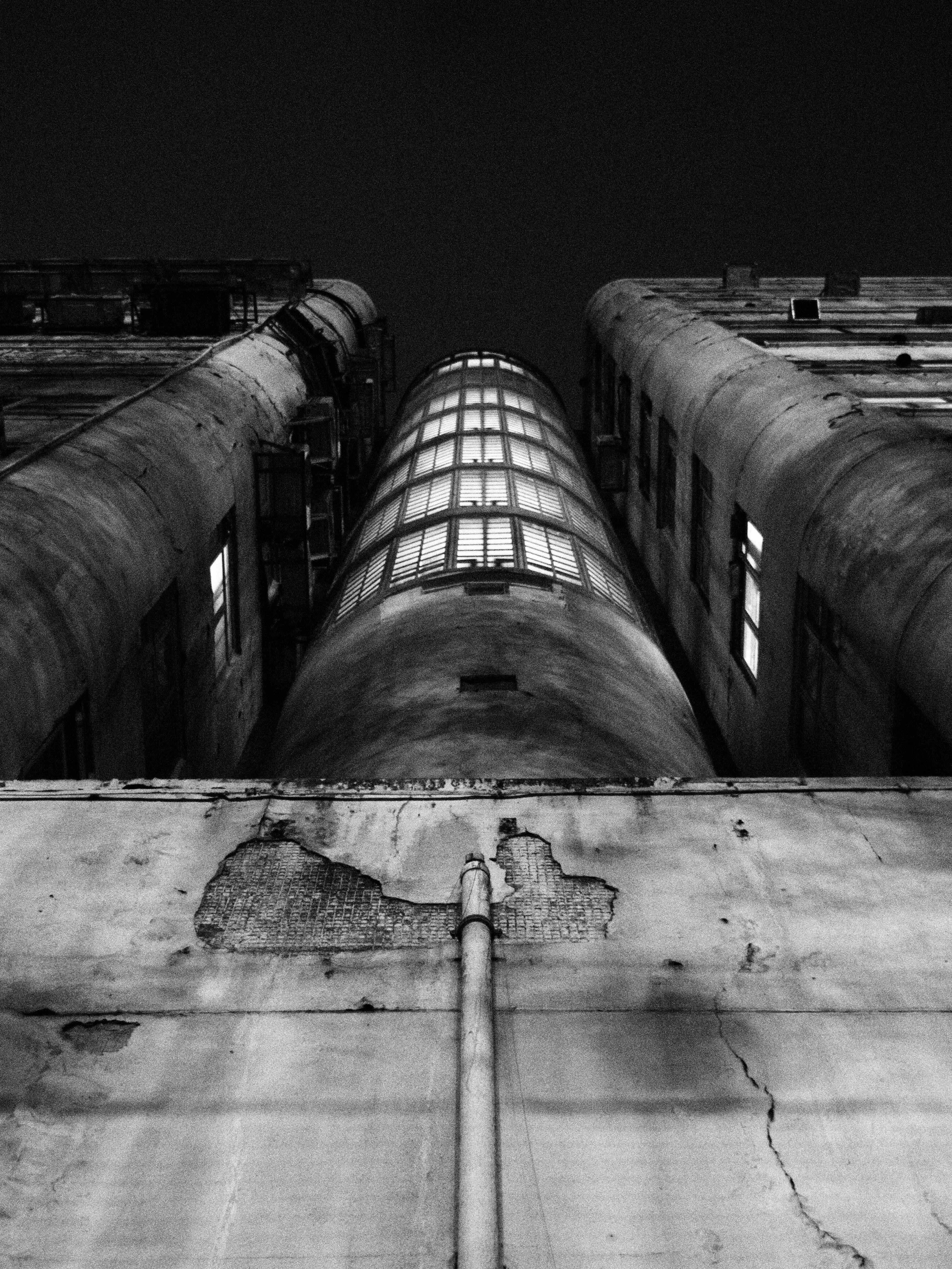 ingyenes A városi építészet feltűnő, felfelé néző látványa monokróm színben, geometrikus formákat és textúrákat bemutatva. Stockfotó