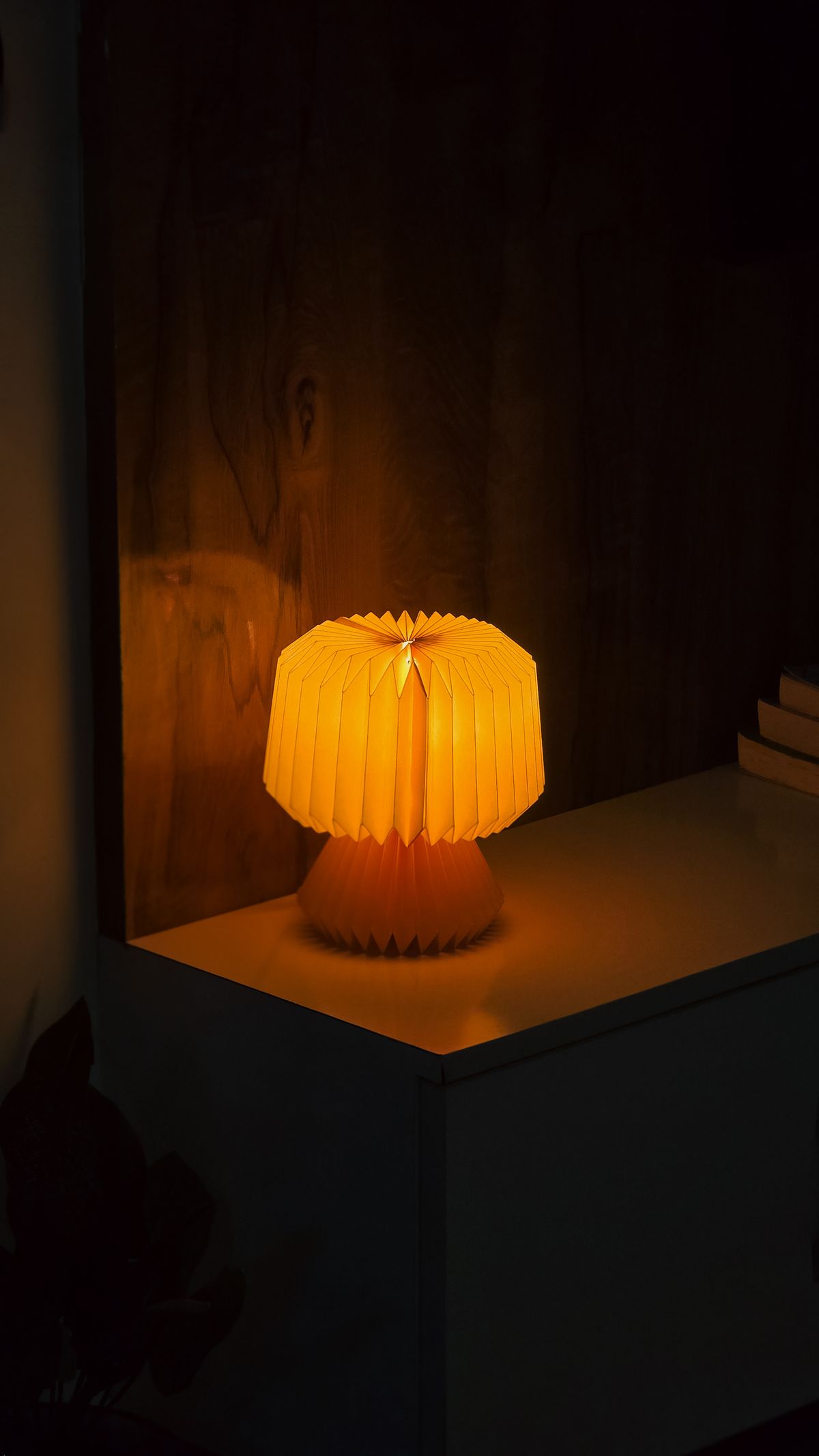 Lampe diffusant une lumière douce sur une table