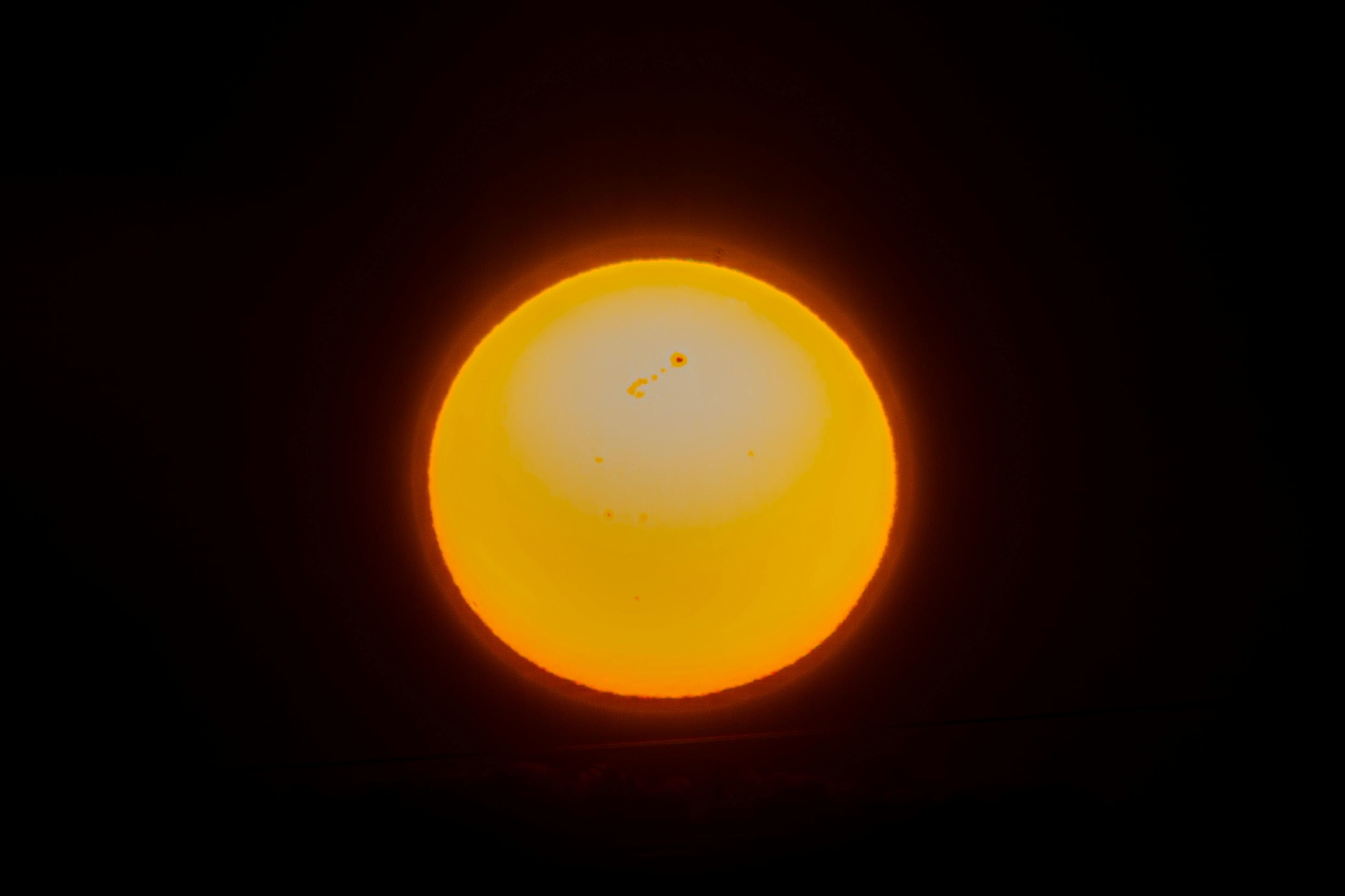 grátis Visão aproximada do Sol, mostrando erupções solares e manchas solares, capturada em um cenário cósmico. Foto profissional