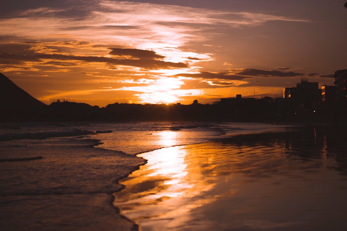 日落海滩的剪影照片