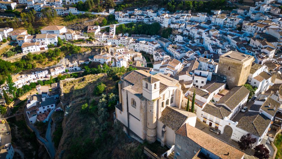 Impresionante vista aérea de Setenil de las Bodegas en Andalucía, que muestra una arquitectura única en los acantilados.