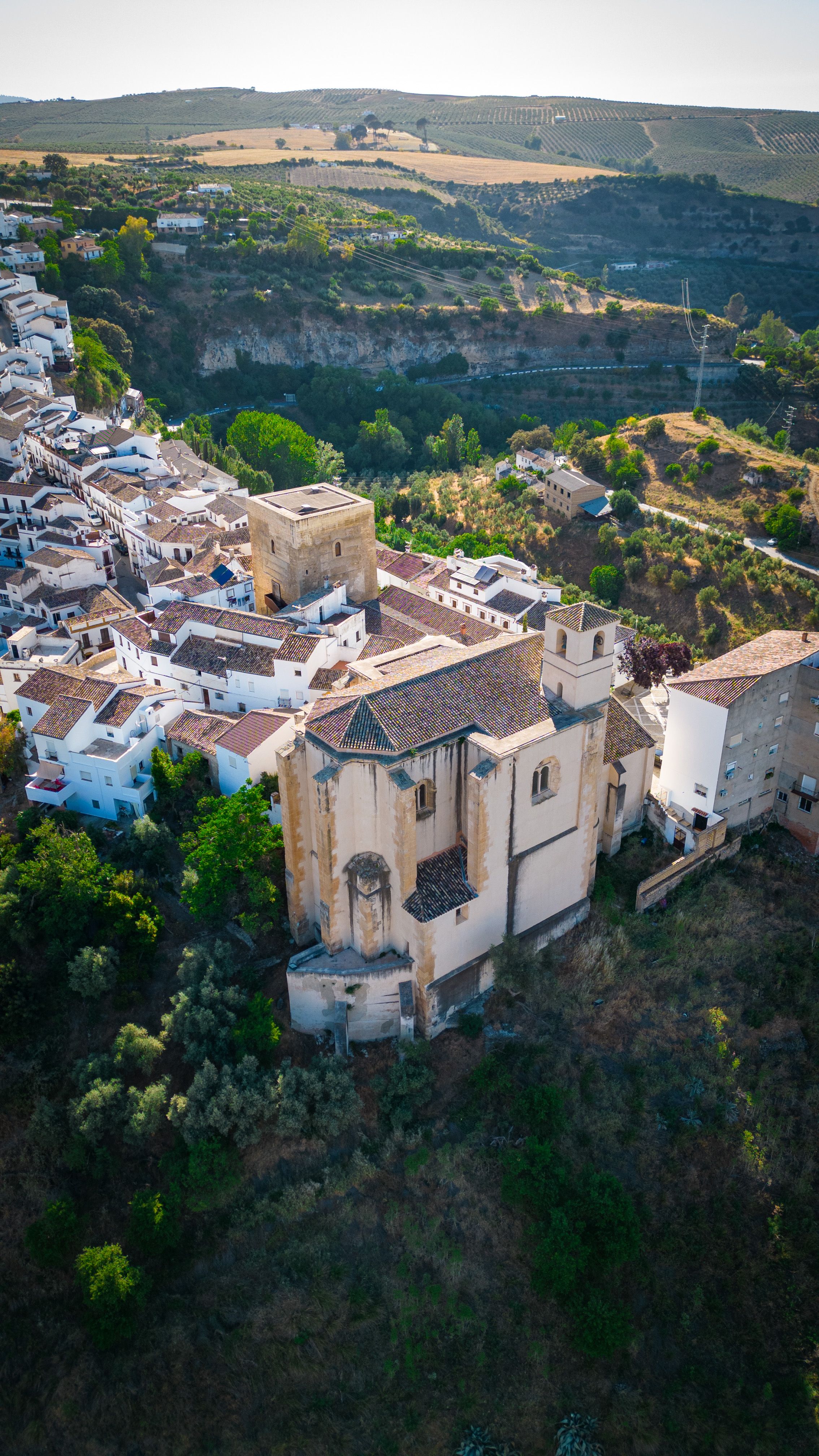 Gratis Ripresa aerea che mostra l'architettura unica delle colline di Setenil de las Bodegas, in Spagna. Foto a disposizione