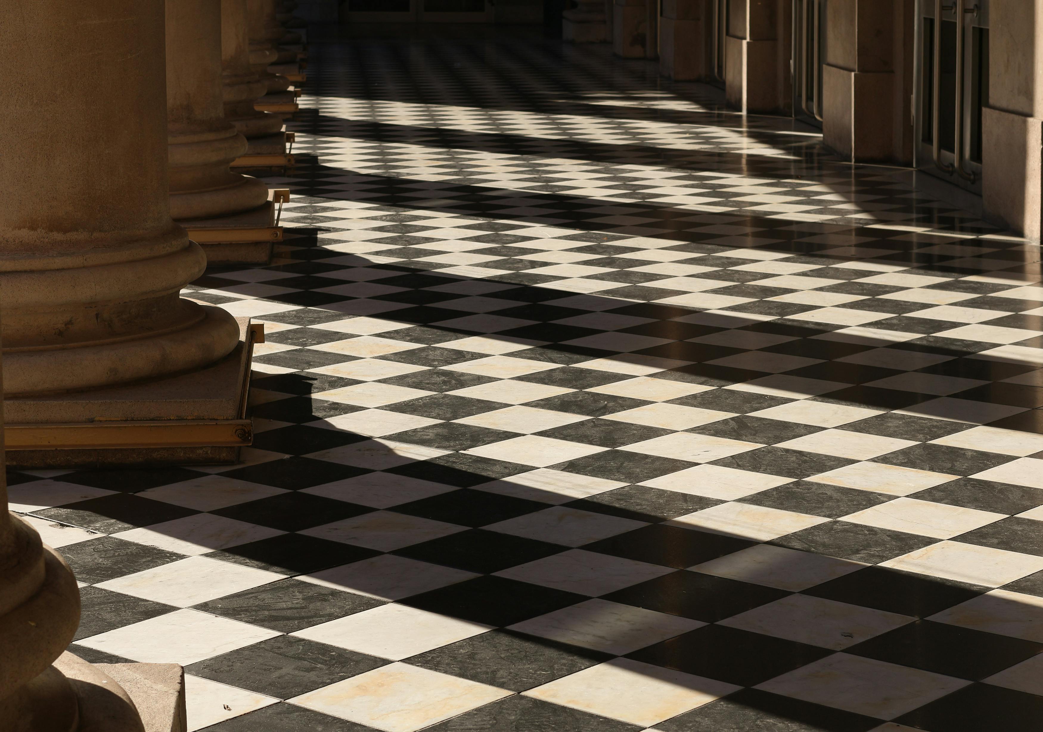 ingyenes Napsütötte folyosó klasszikus oszlopokkal és sakktábla mintázatú padlóval Montevideóban, Uruguayban. Stockfotó