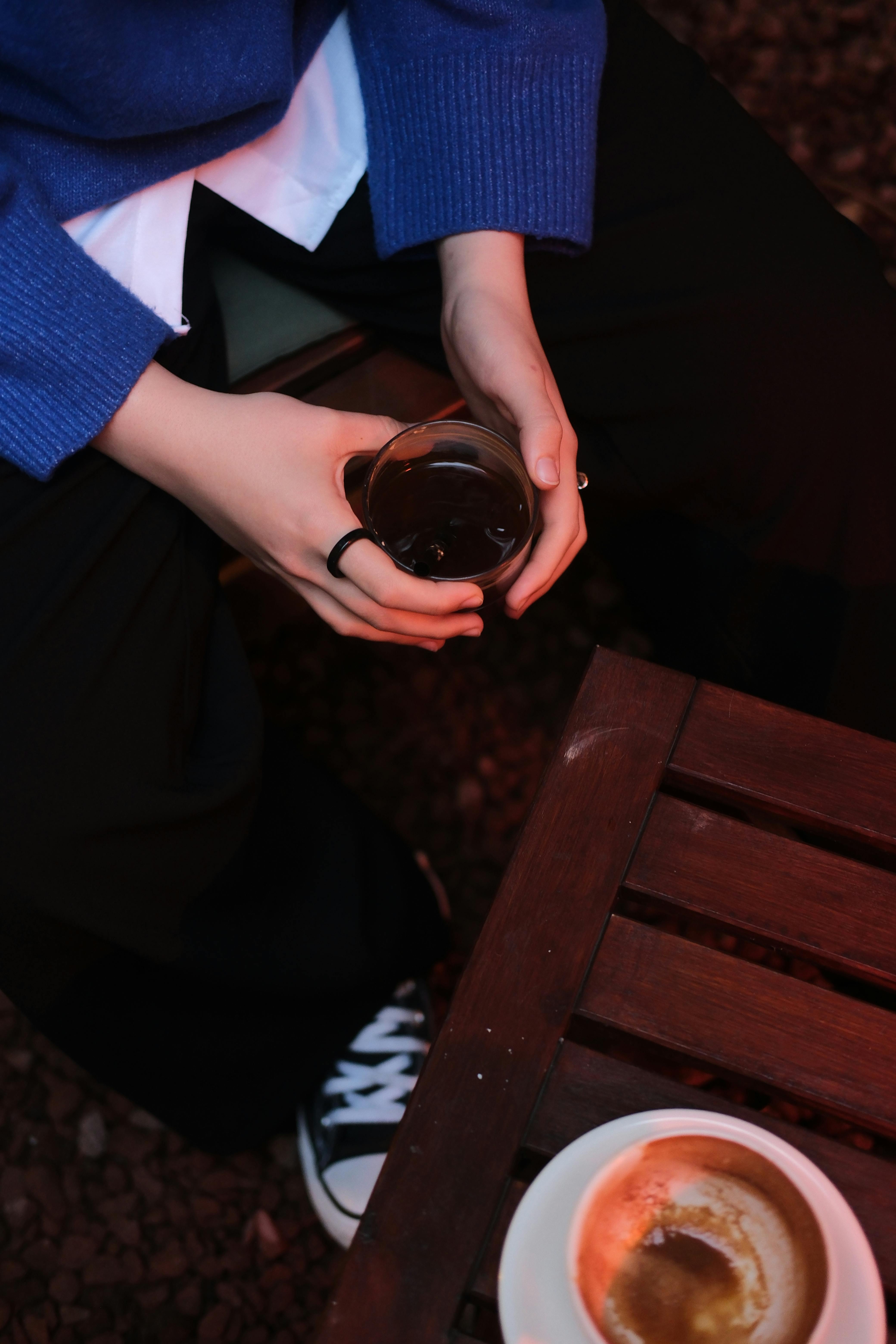 Gratis Scena informale di una persona che tiene in mano una tazza di caffè, creando un'atmosfera calda e accogliente. Foto a disposizione