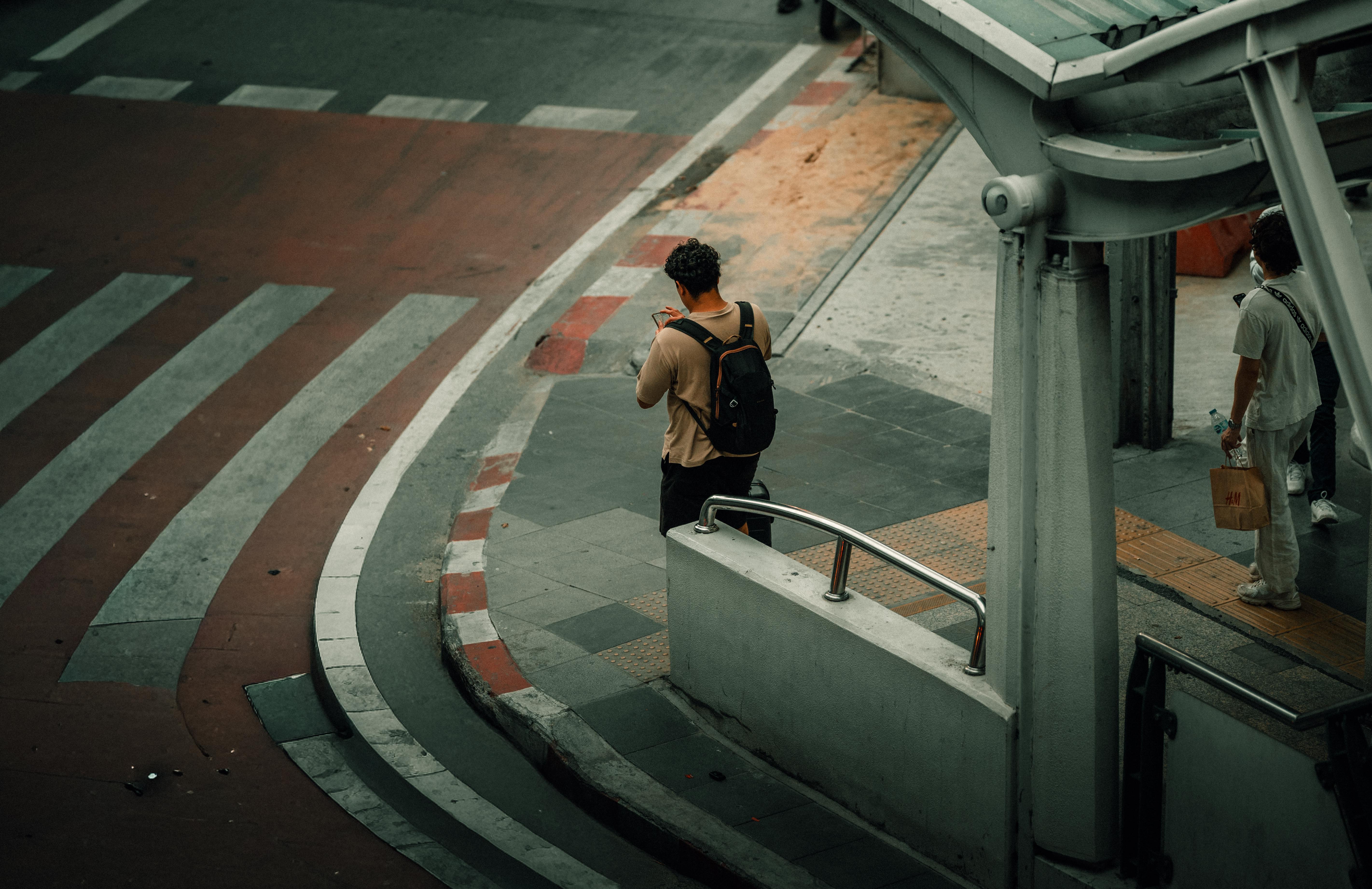 Gratis Åpent bybilde i Bangkok med folk som bruker mobiltelefoner i nærheten av et fotgjengerfelt. Arkivbilde