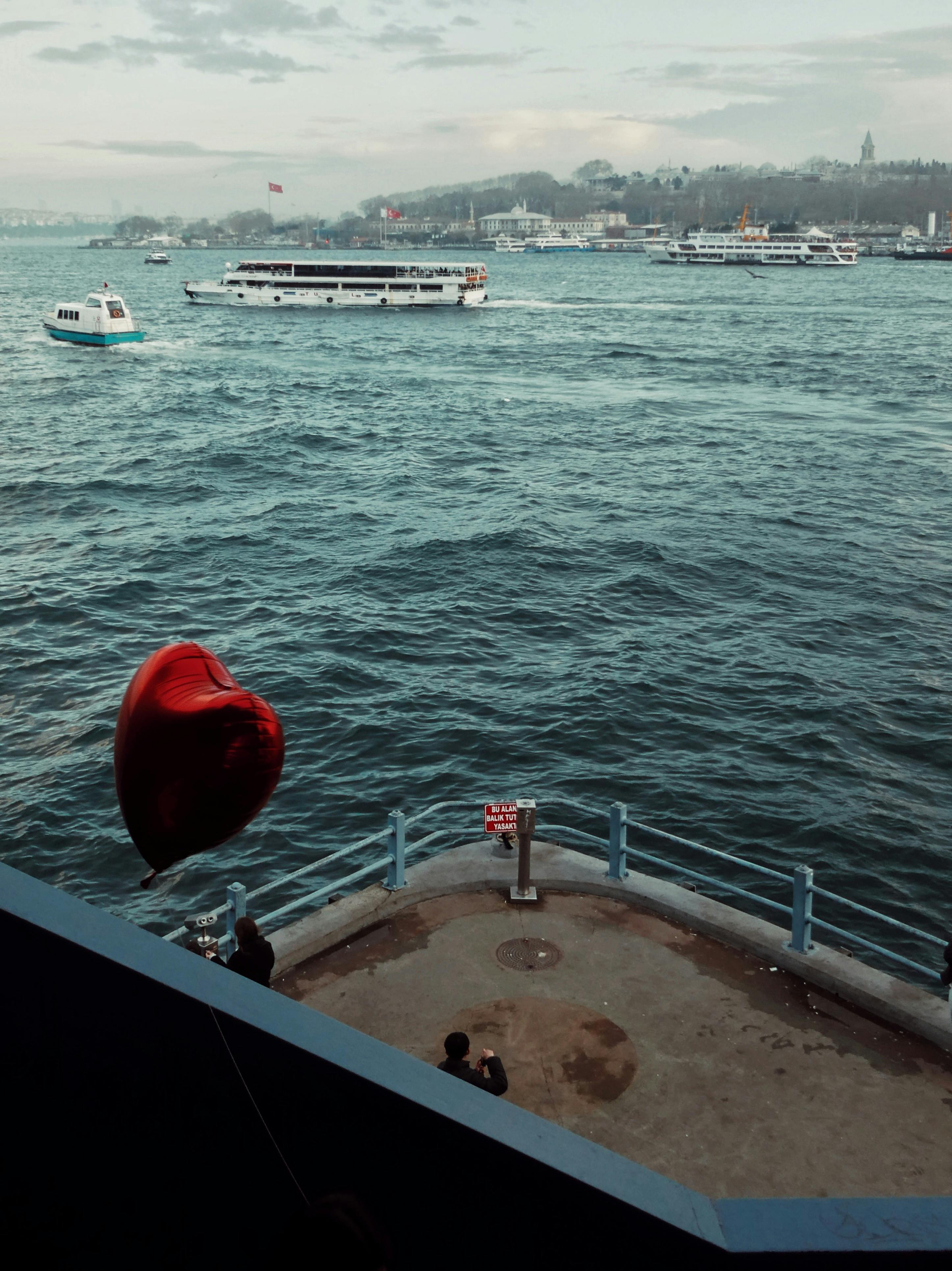 Gratis Mongolfiera a forma di cuore e barche sul pittoresco lungomare di Istanbul. Foto a disposizione