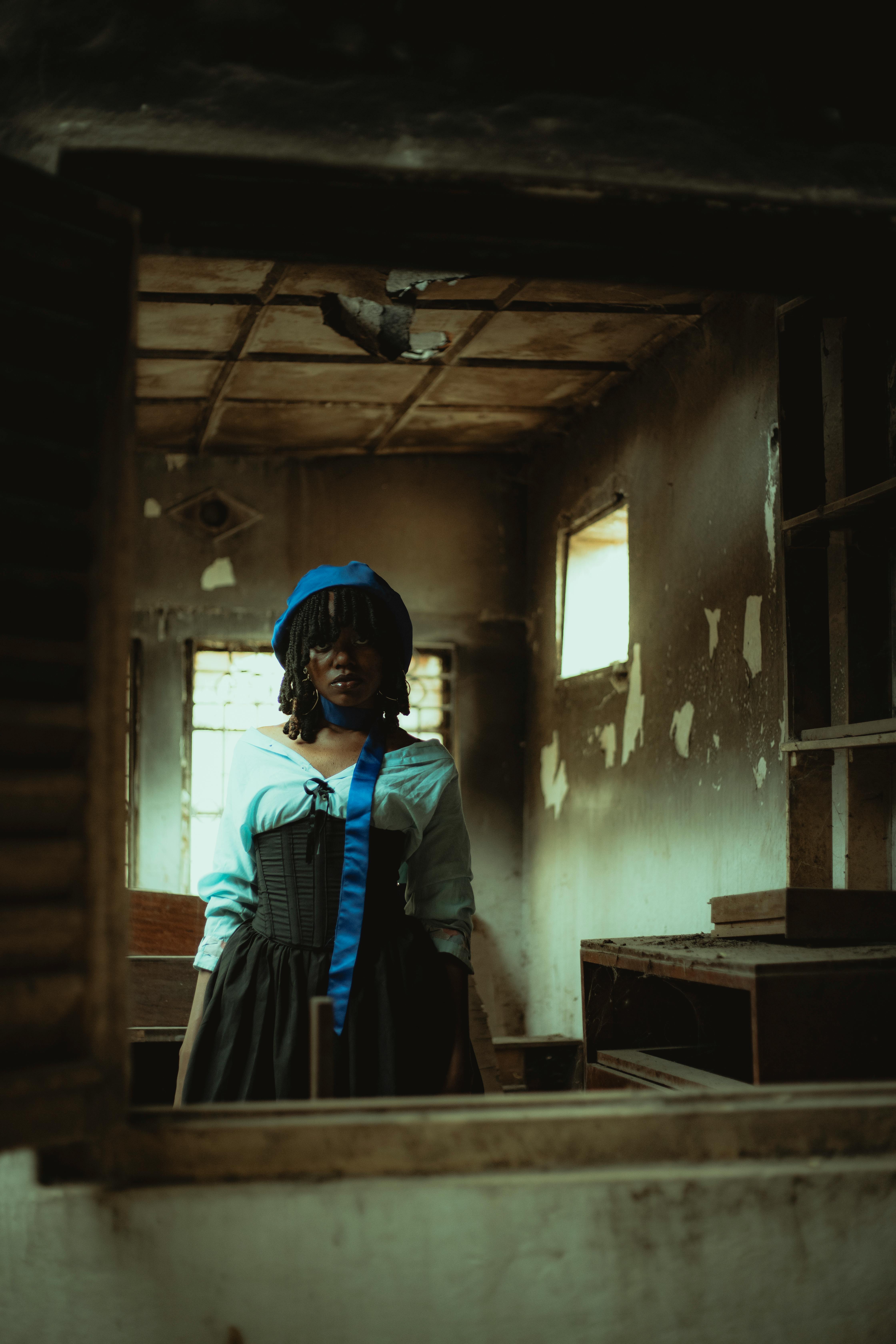 Zadarmo Náladový portrét ženy vo vintage oblečení v opustenej budove, zachytávajúci dramatickú atmosféru. Fotka z fotobanky