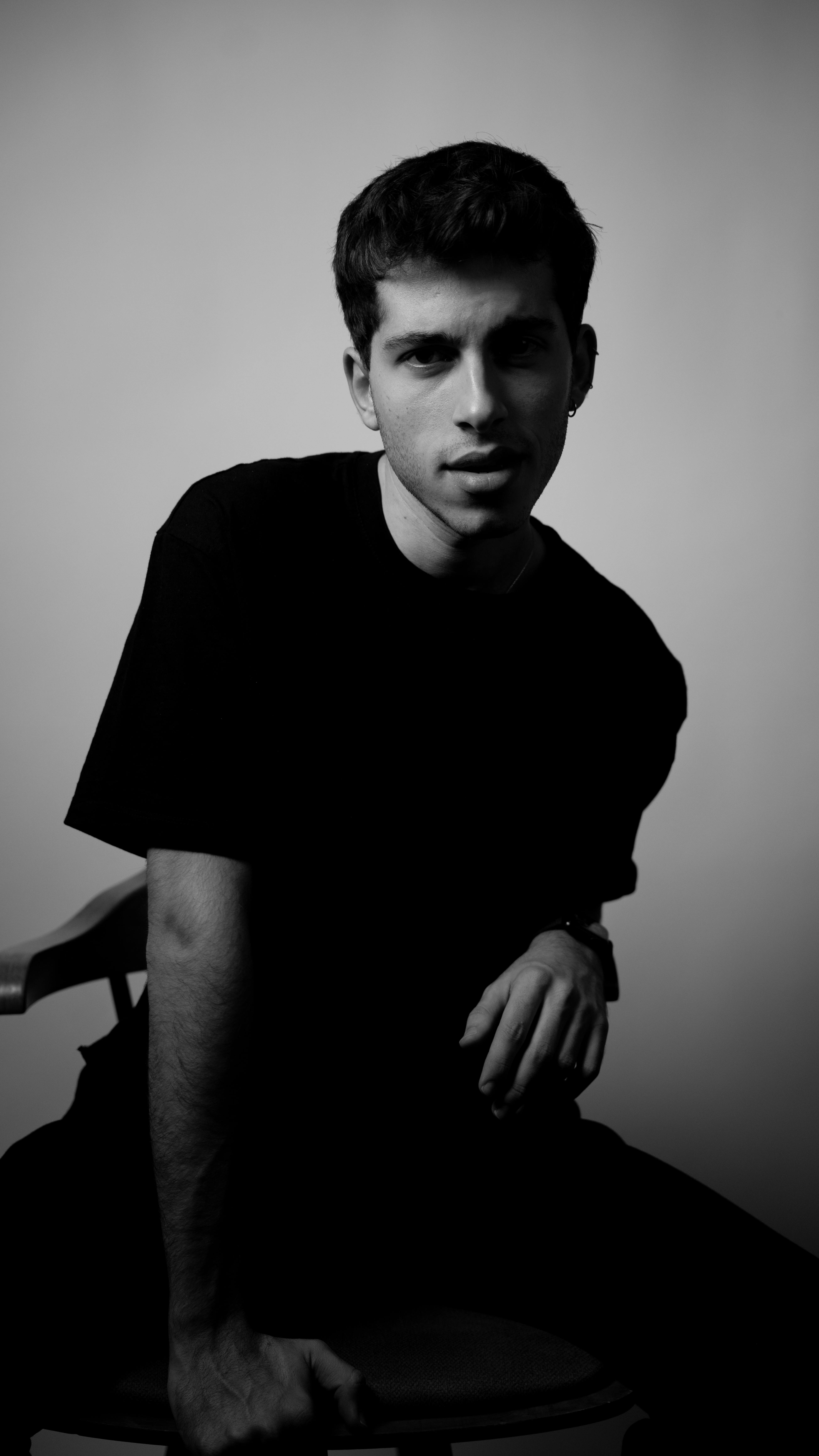 Miễn phí Bức chân dung đen trắng đầy cảm xúc của một chàng trai trẻ trong bối cảnh studio. Ảnh lưu trữ