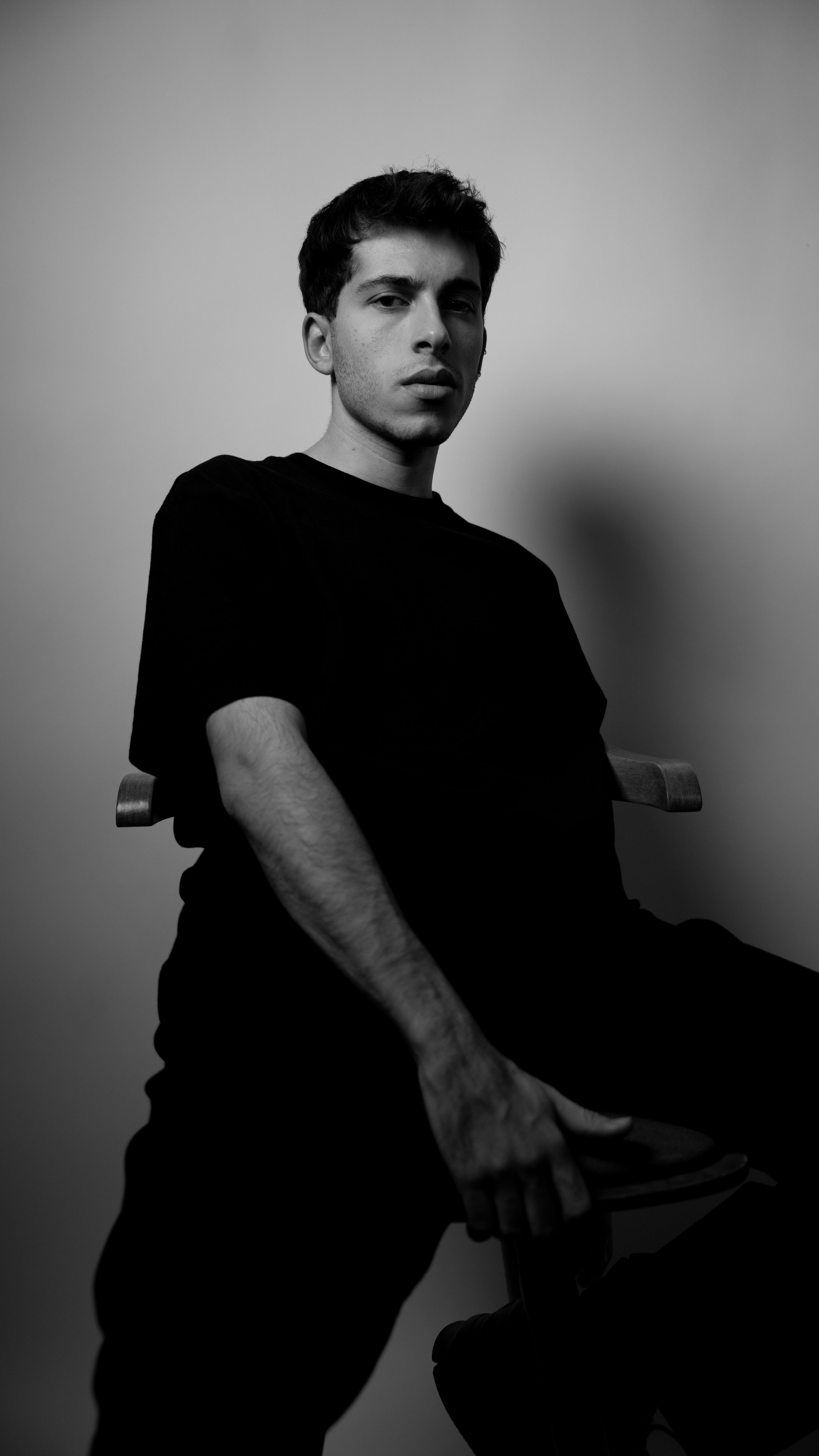 Zadarmo Umelecký čiernobiely portrét mladého muža, s dôrazom na náladové a dramatické tóny. Fotka z fotobanky