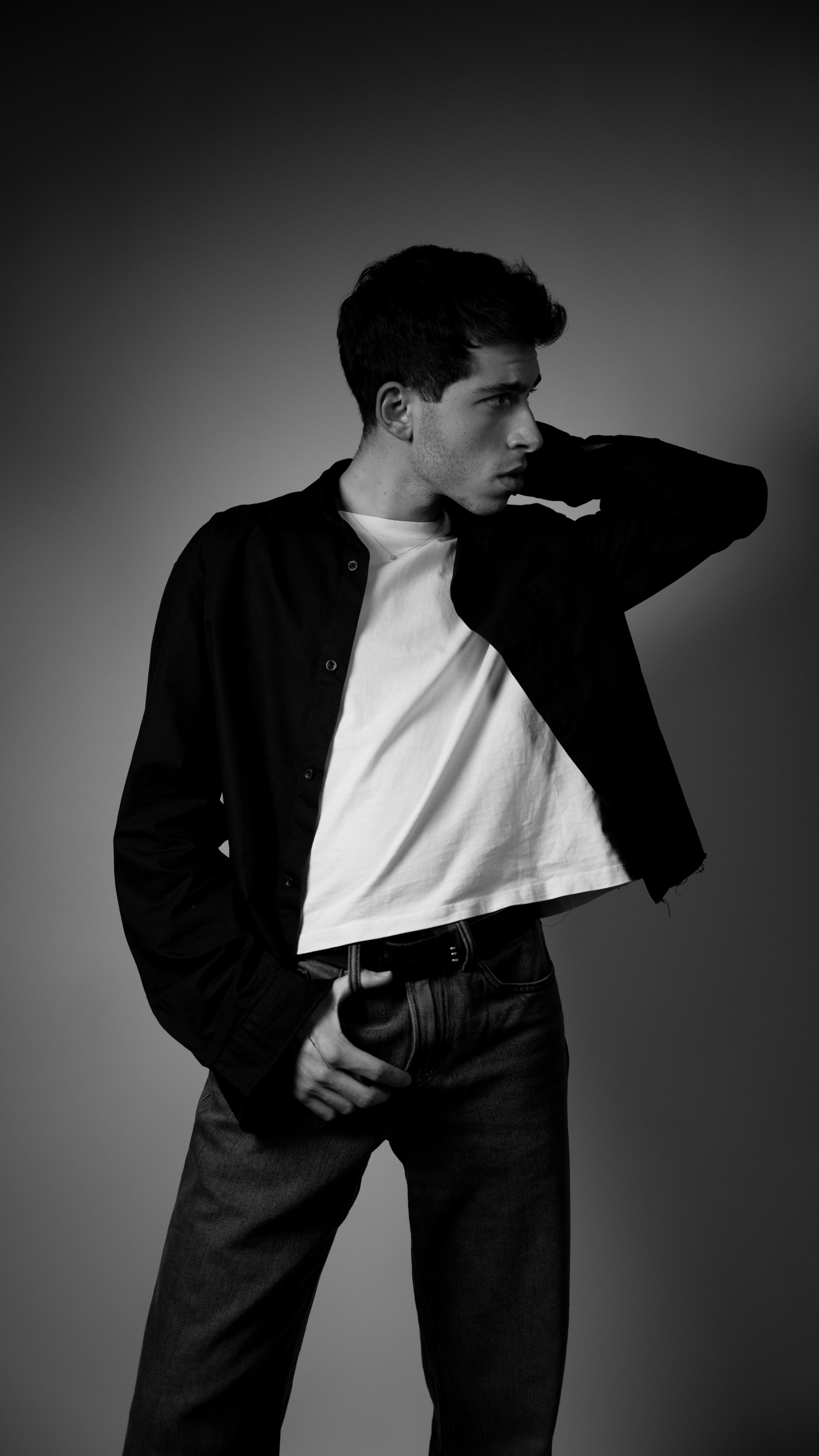 Ücretsiz Stüdyo ortamında poz veren bir erkek modelin çarpıcı siyah beyaz portresi. Stok Fotoğraflar