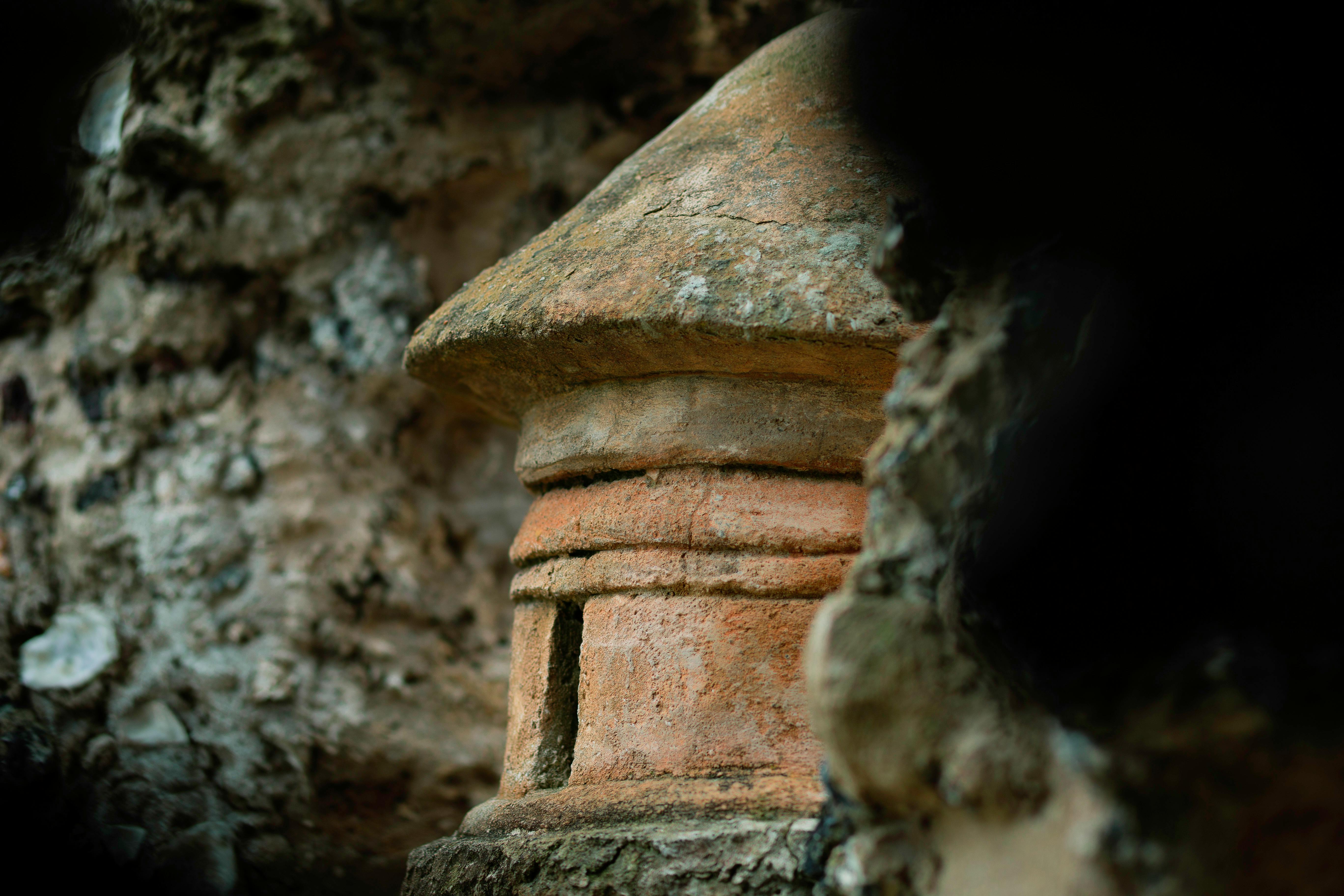 Gratuit Gros plan sur une ancienne structure en pierre à l'extérieur, mettant en valeur ses textures naturelles et son architecture historique. Photos