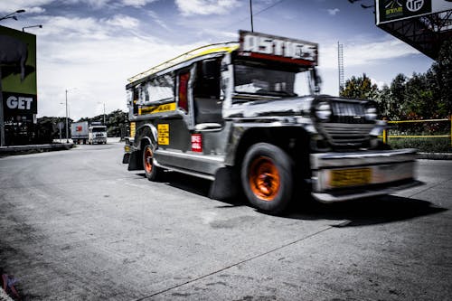 aksiyon, jeepney, sokak içeren Ücretsiz stok fotoğraf