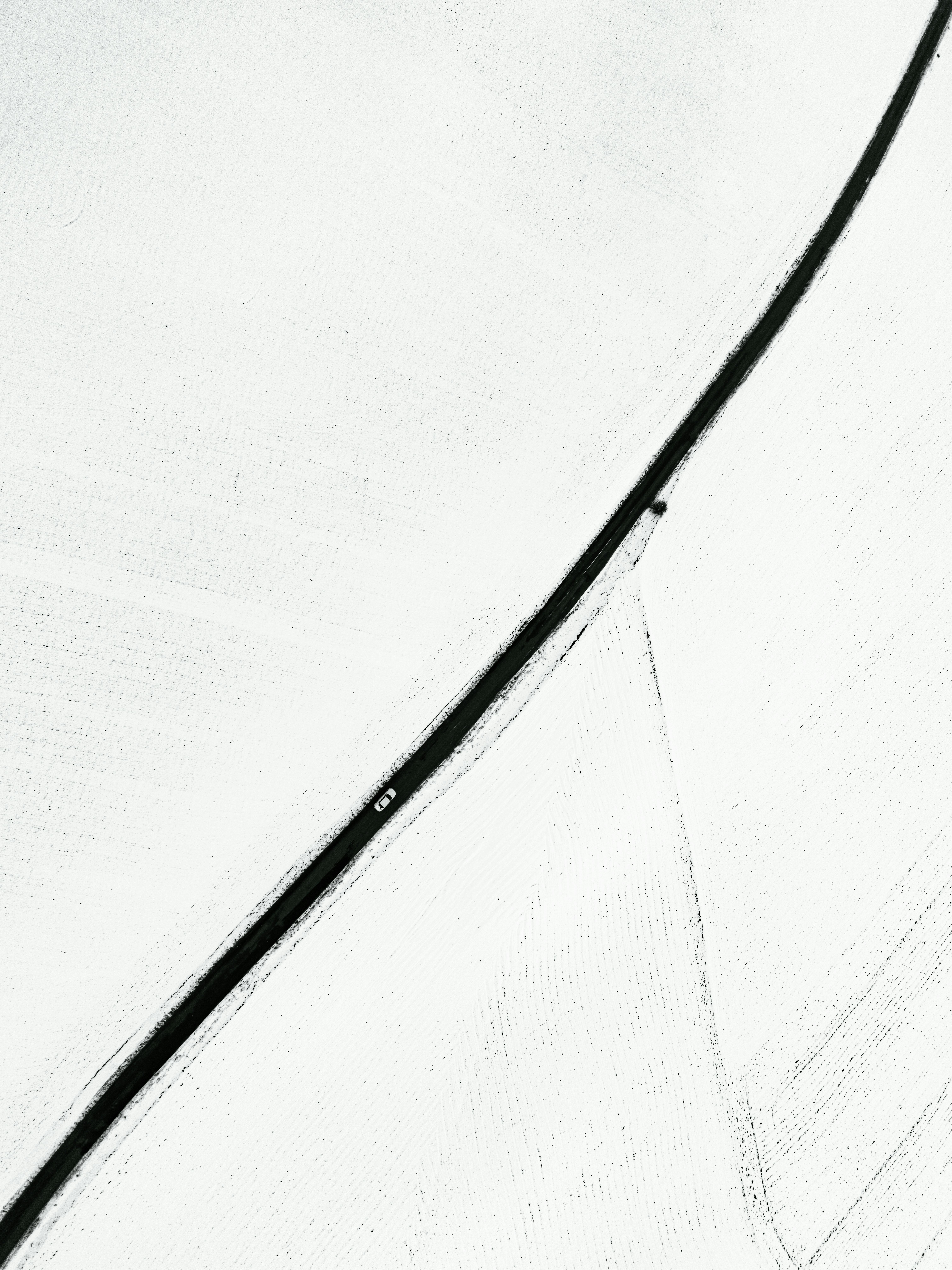 gratis Luchtfoto van een minimalistische, met sneeuw bedekte weg in Gölbaşı, Adıyaman, Türkiye. Stockfoto