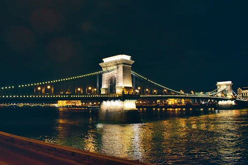 Brücke Mit Lichtern Während Der Nacht